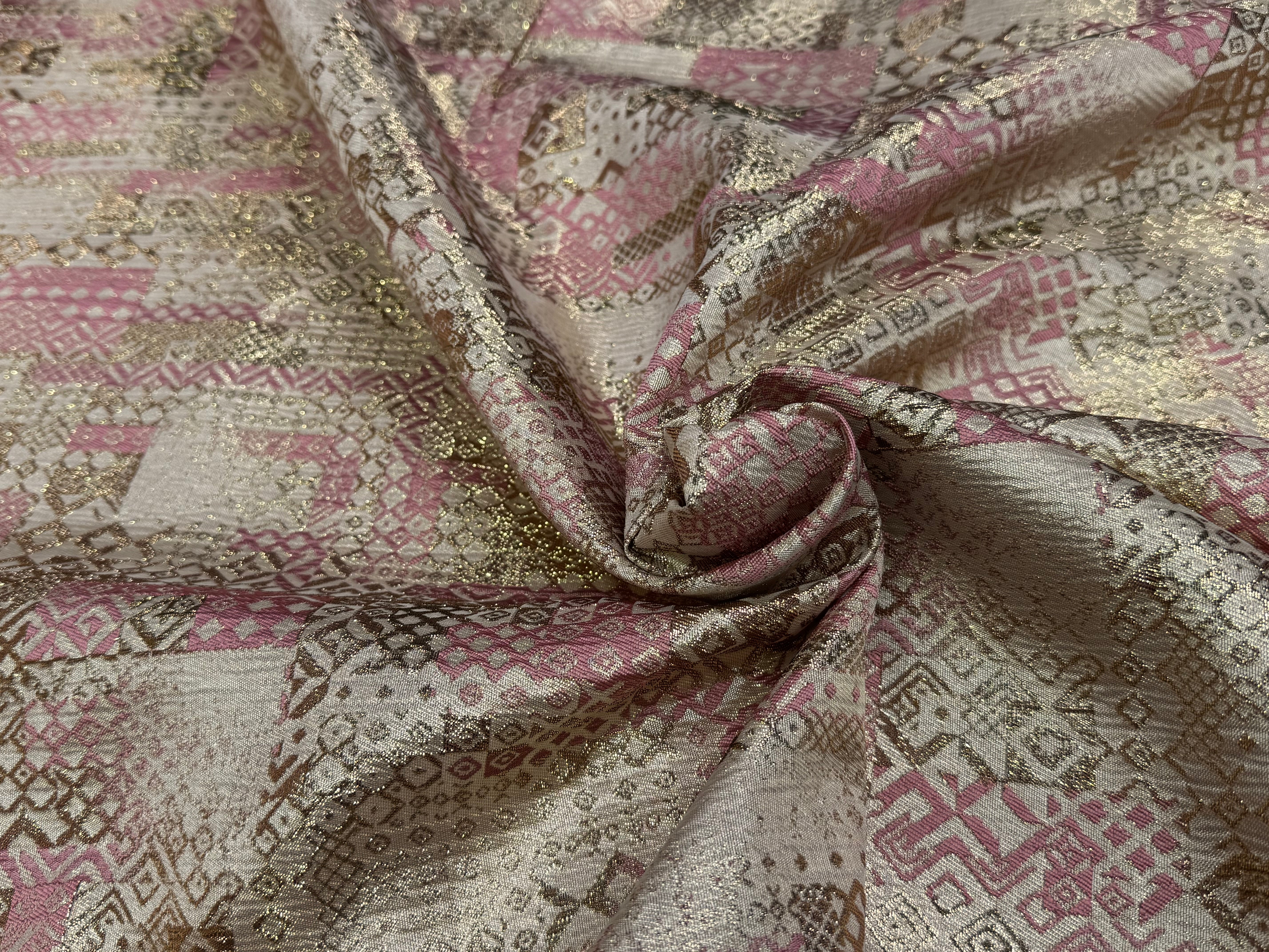 BROCART ARGENTÉ GÉOMETRIQUE ROSE - My Little Coupon