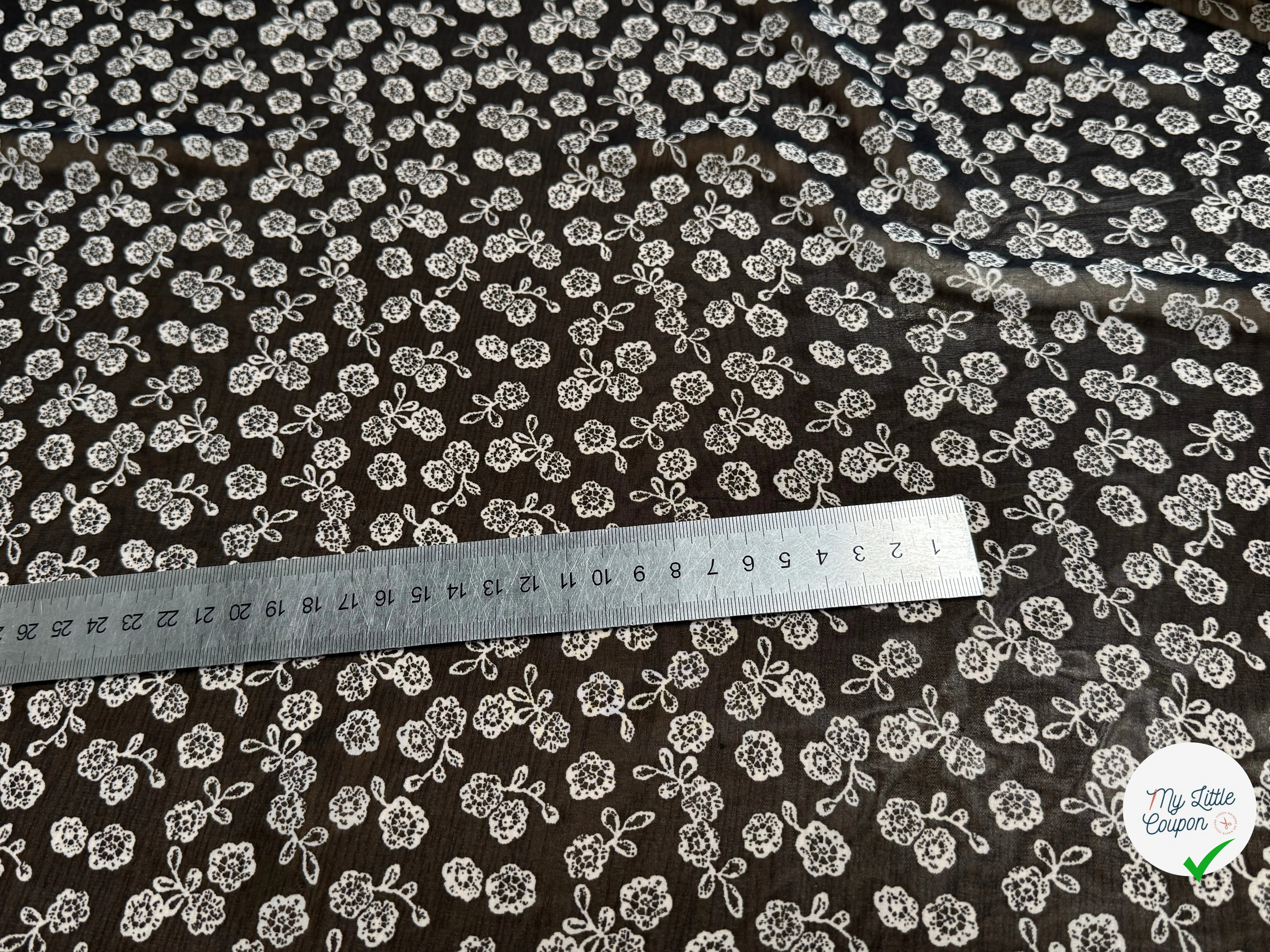 CHIFFON IMPRIMÉ CHIC MOTIFS FLORAUX BLANC SUR FOND NOIR - My Little Coupon