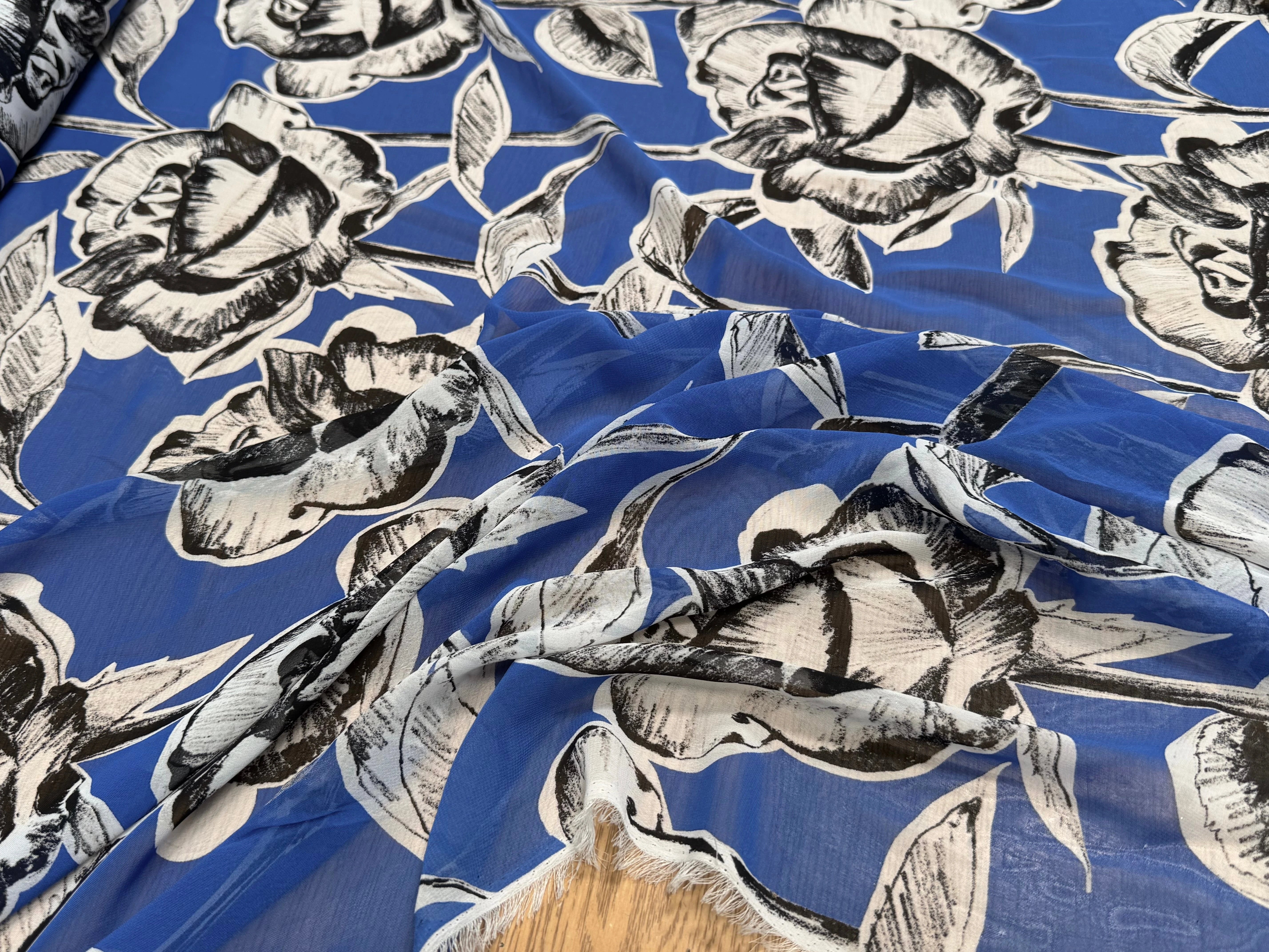 CHIFFON PRINTED FOND BLEU GROSSES FLEURS BLANC NOIR - My Little Coupon