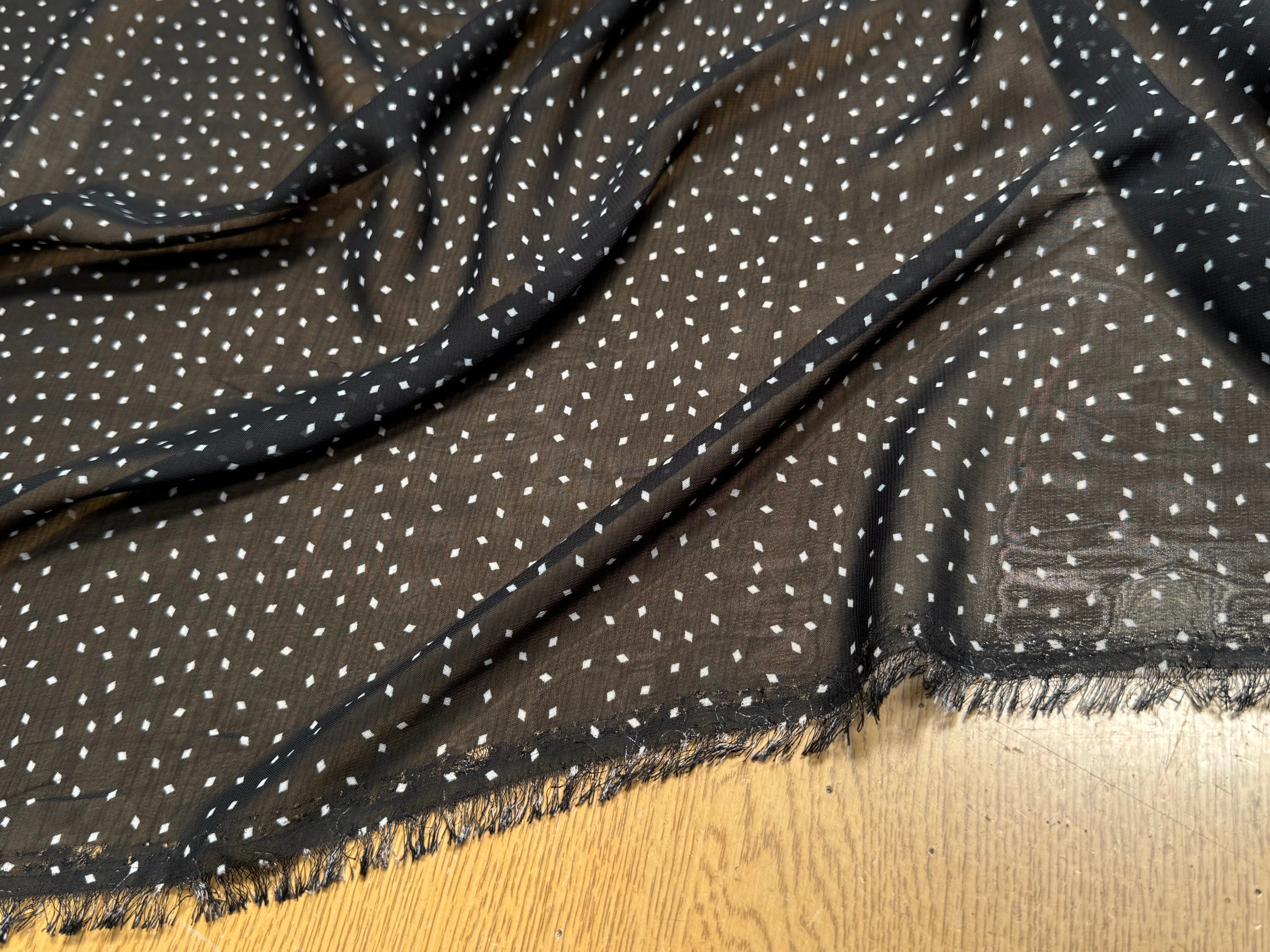 CHIFFON PRINTED POIS MINI LOSANGES FOND NOIR - My Little Coupon