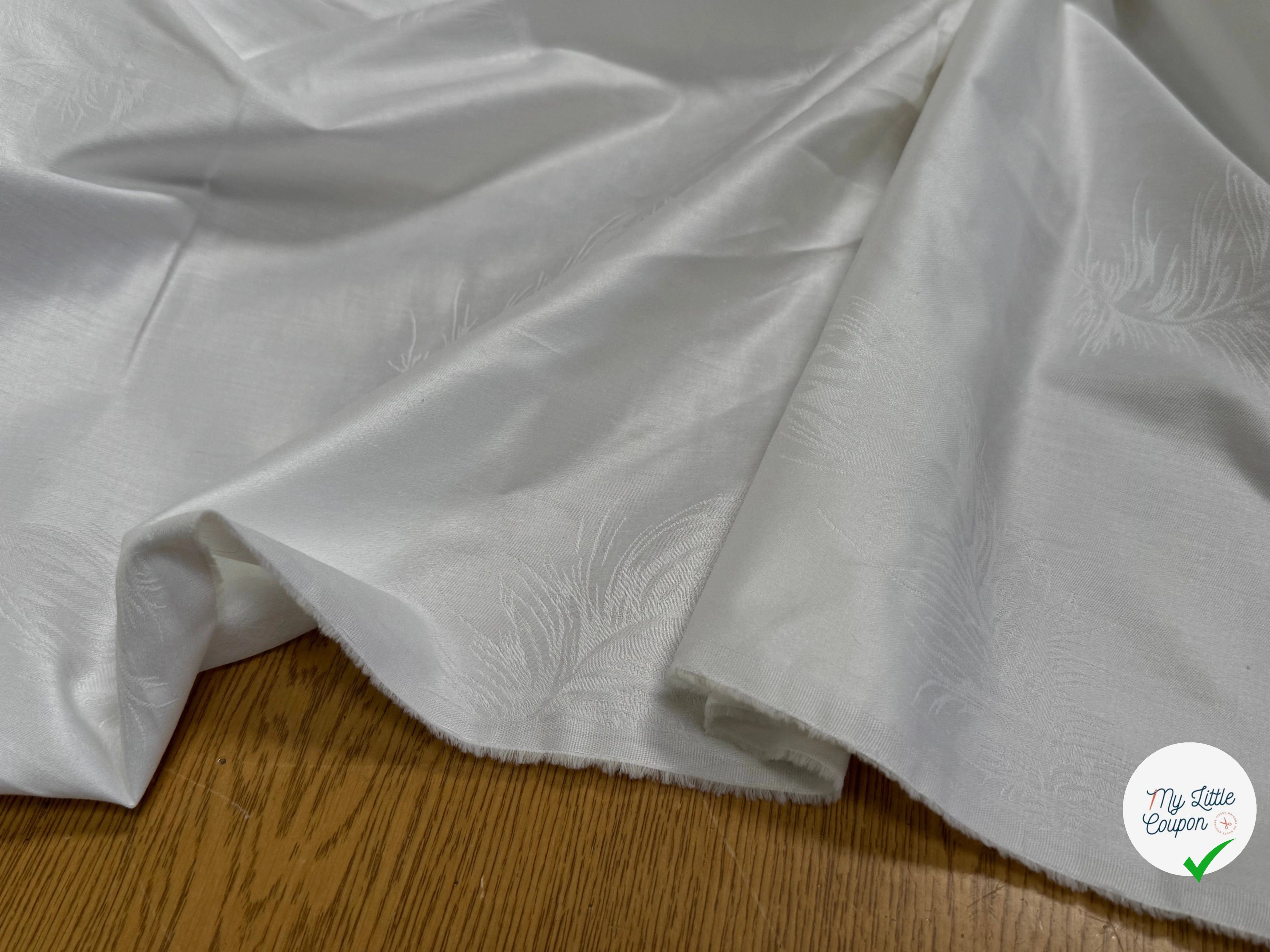 COTON JACQUARD DAMASSÉ BLANC MOTIFS PLUMES 280 DE LAIZE SOFT TOUCHÉ LÉGÈREMENT SATINÉ - My Little Coupon