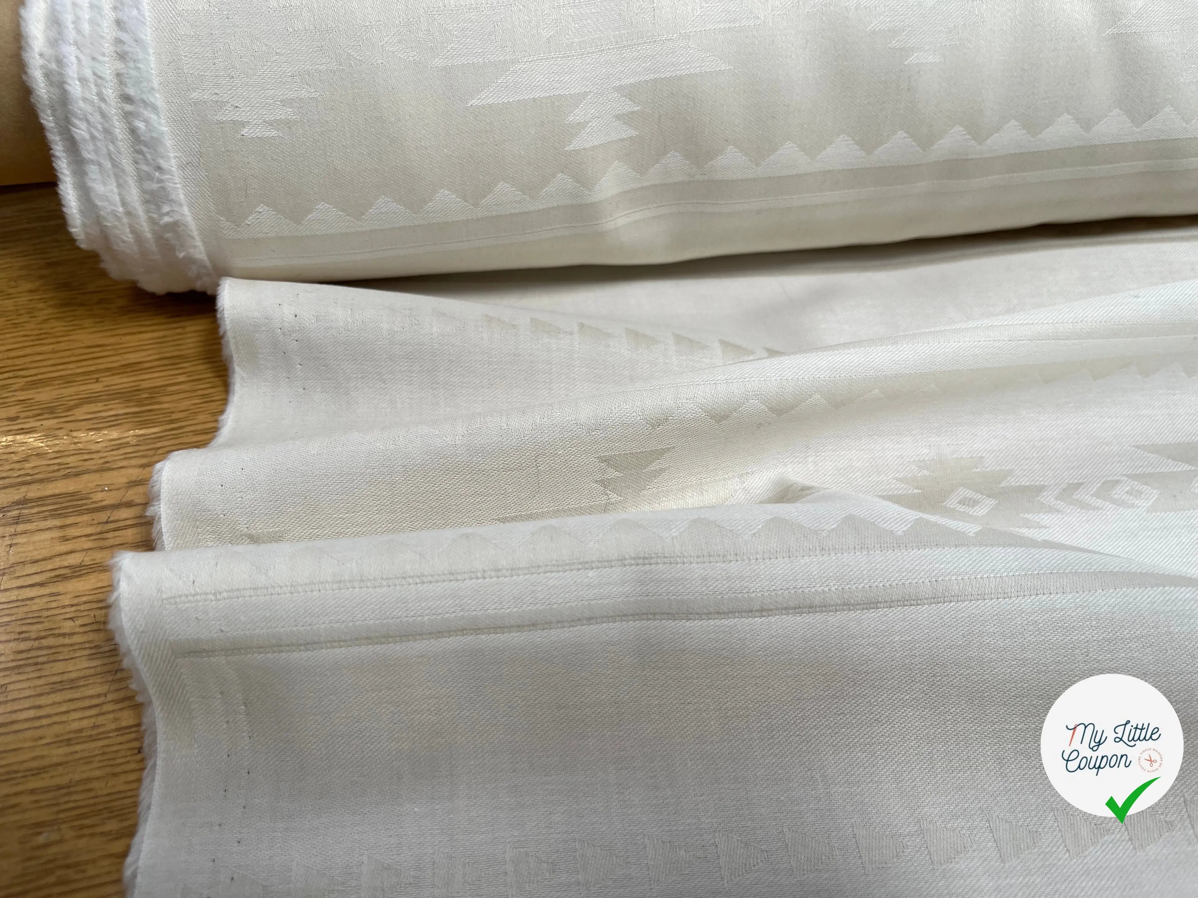 COTON SOYEUX SERGÉE MOTIF TON SUR TON GÉOMETRIQUE BEIGE - My Little Coupon