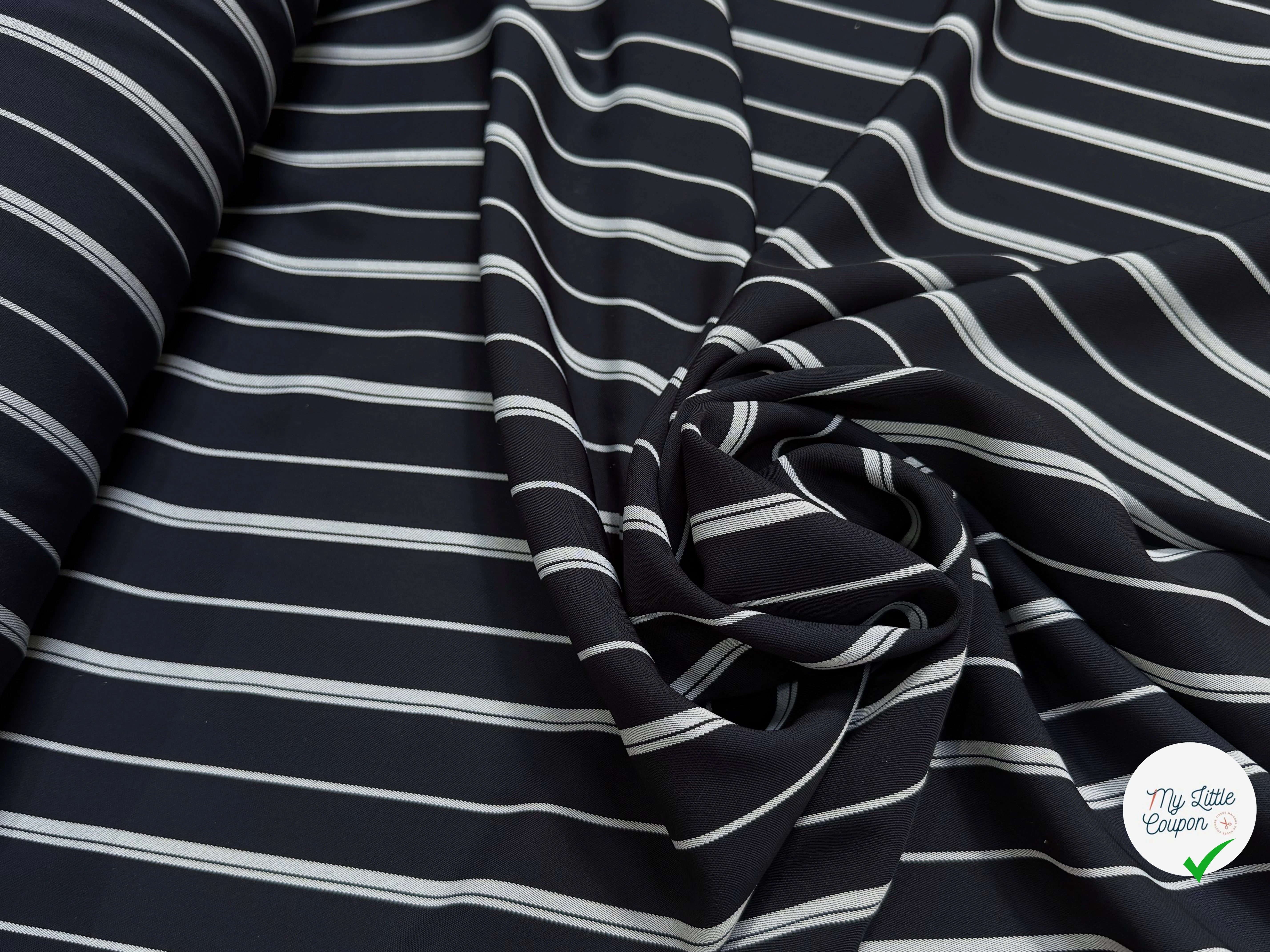 CREPE ASPECT PIQUÉ FLUIDE RAYURES BLANCHES FOND NAVY PRESQUE NOIR - My Little Coupon