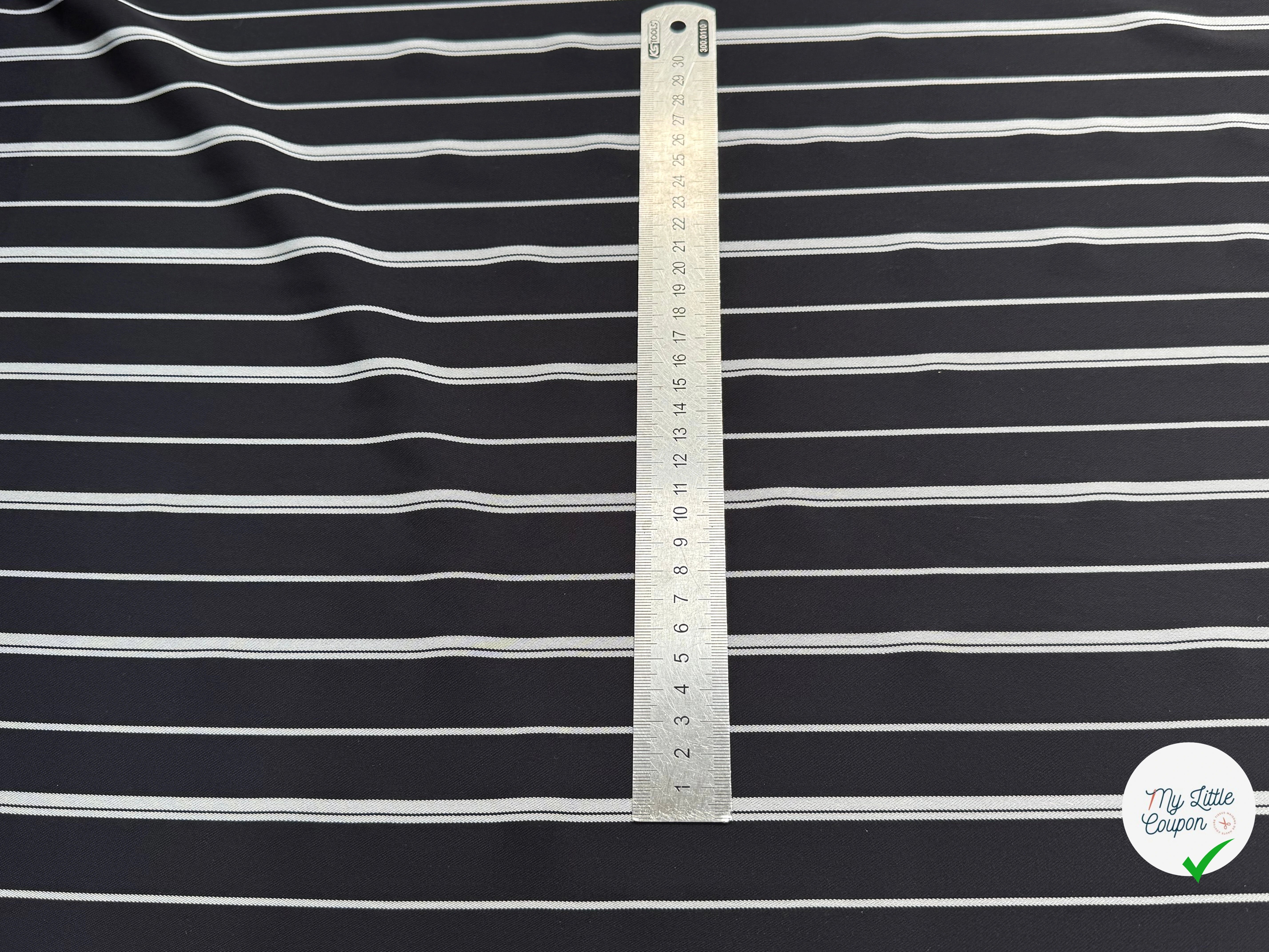 CREPE ASPECT PIQUÉ FLUIDE RAYURES BLANCHES FOND NAVY PRESQUE NOIR - My Little Coupon