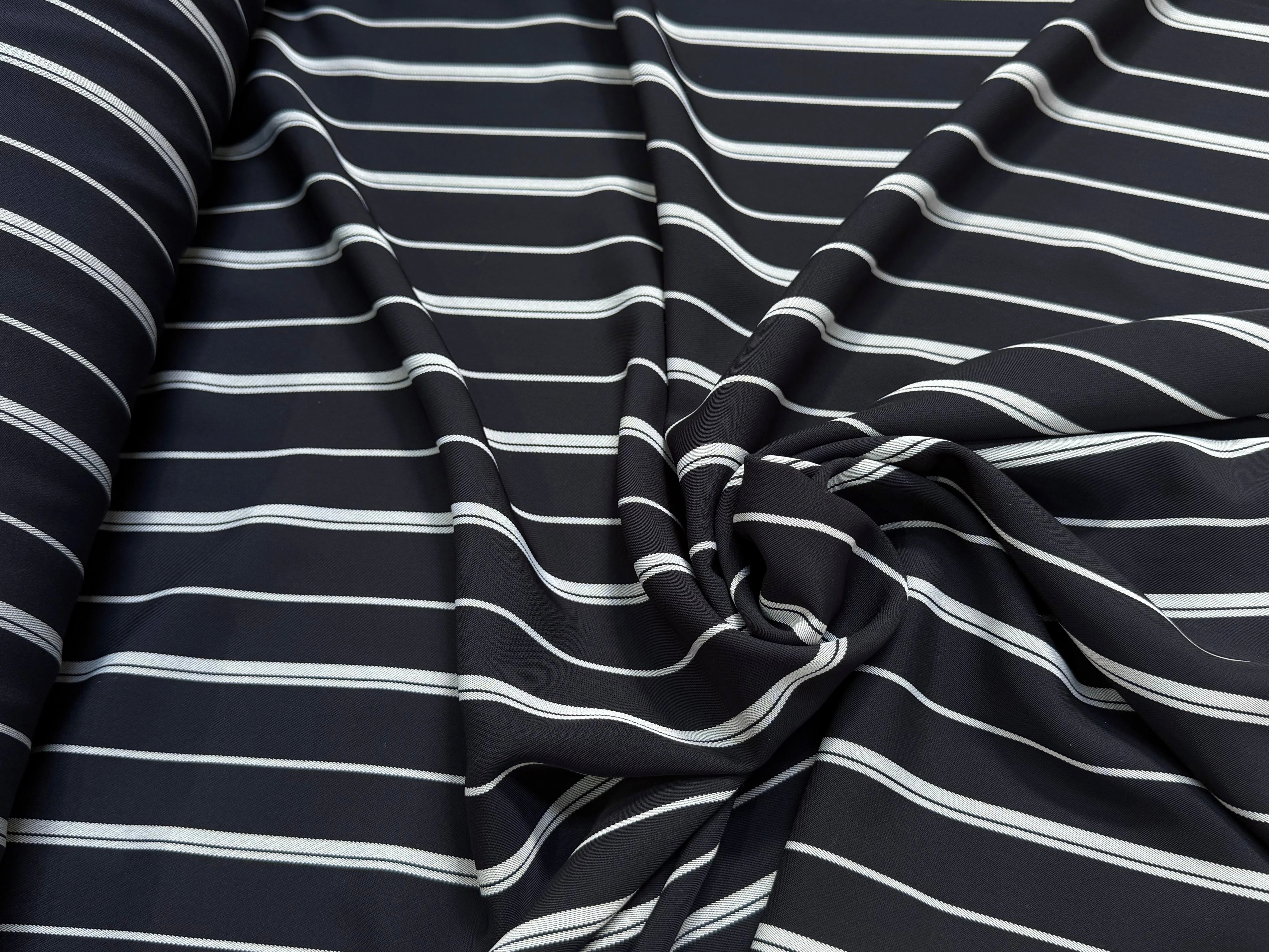 CREPE ASPECT PIQUÉ FLUIDE RAYURES BLANCHES FOND NAVY PRESQUE NOIR - My Little Coupon