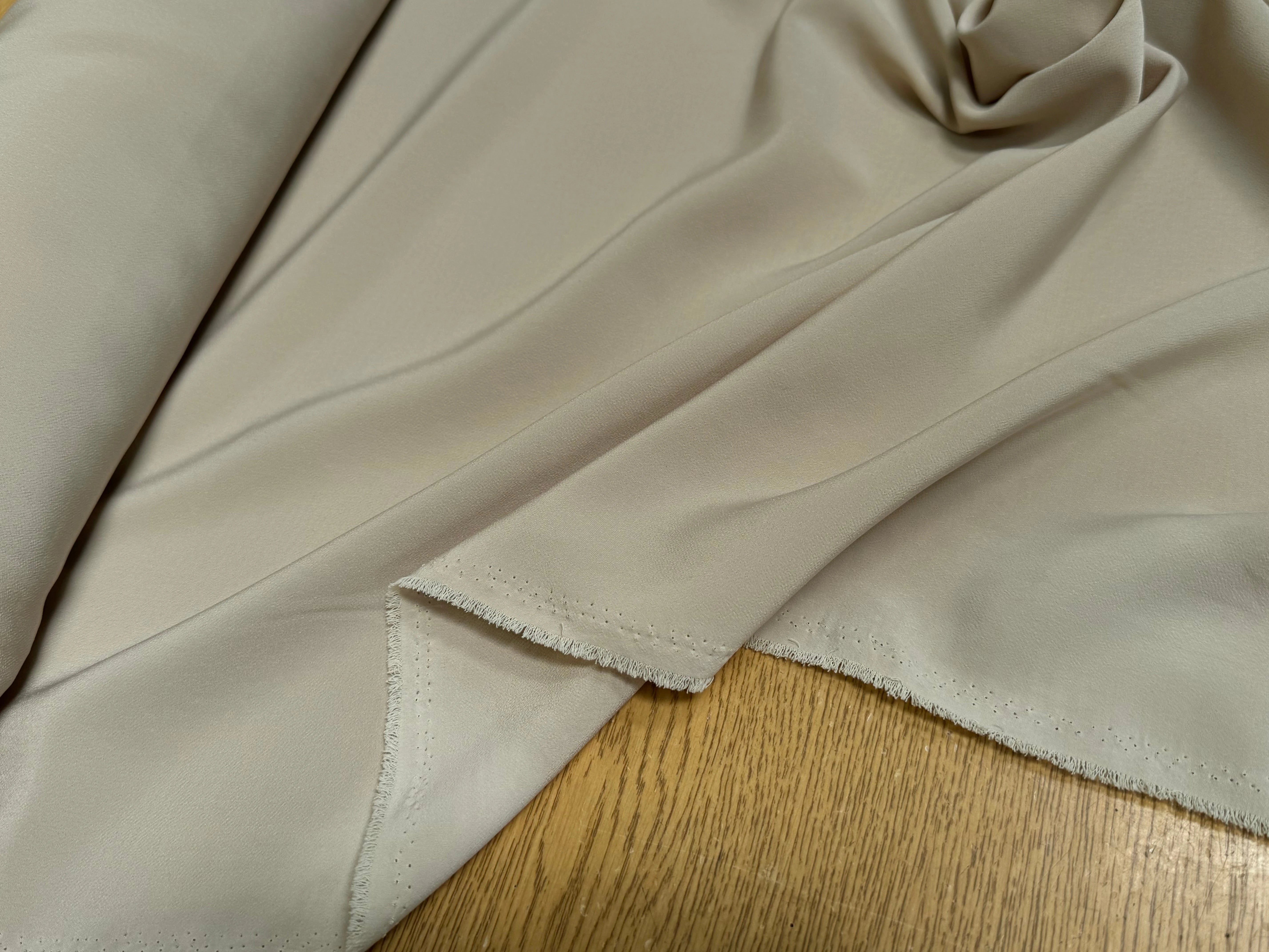 CREPE BEAU TOMBÉ BEIGE VANILLE LÉGÈREMENT SATINÉ - My Little Coupon