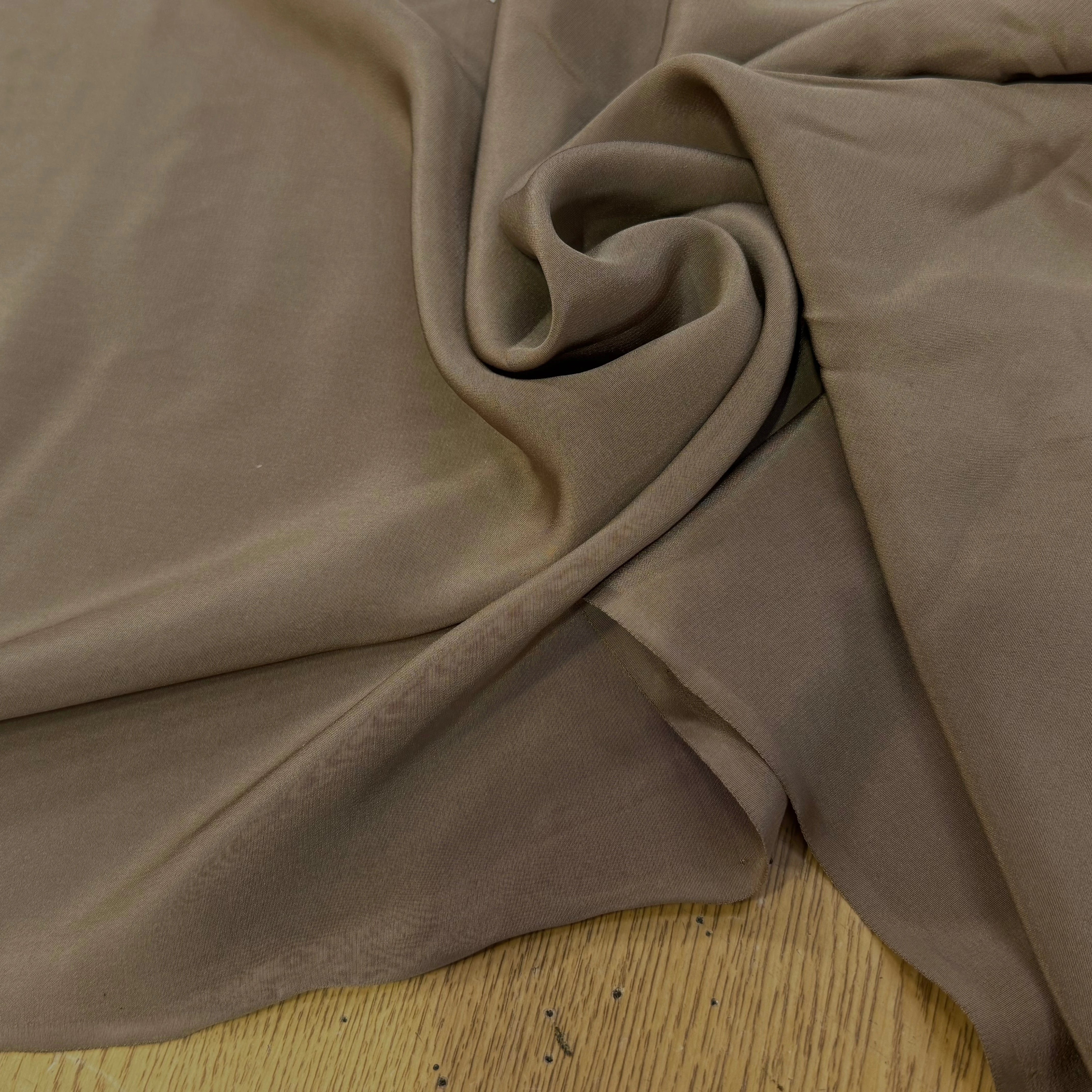 CREPE DE SOIE LÉGÈREMENT STRETCH CAFÉ LATTE SATINÉ - My Little Coupon