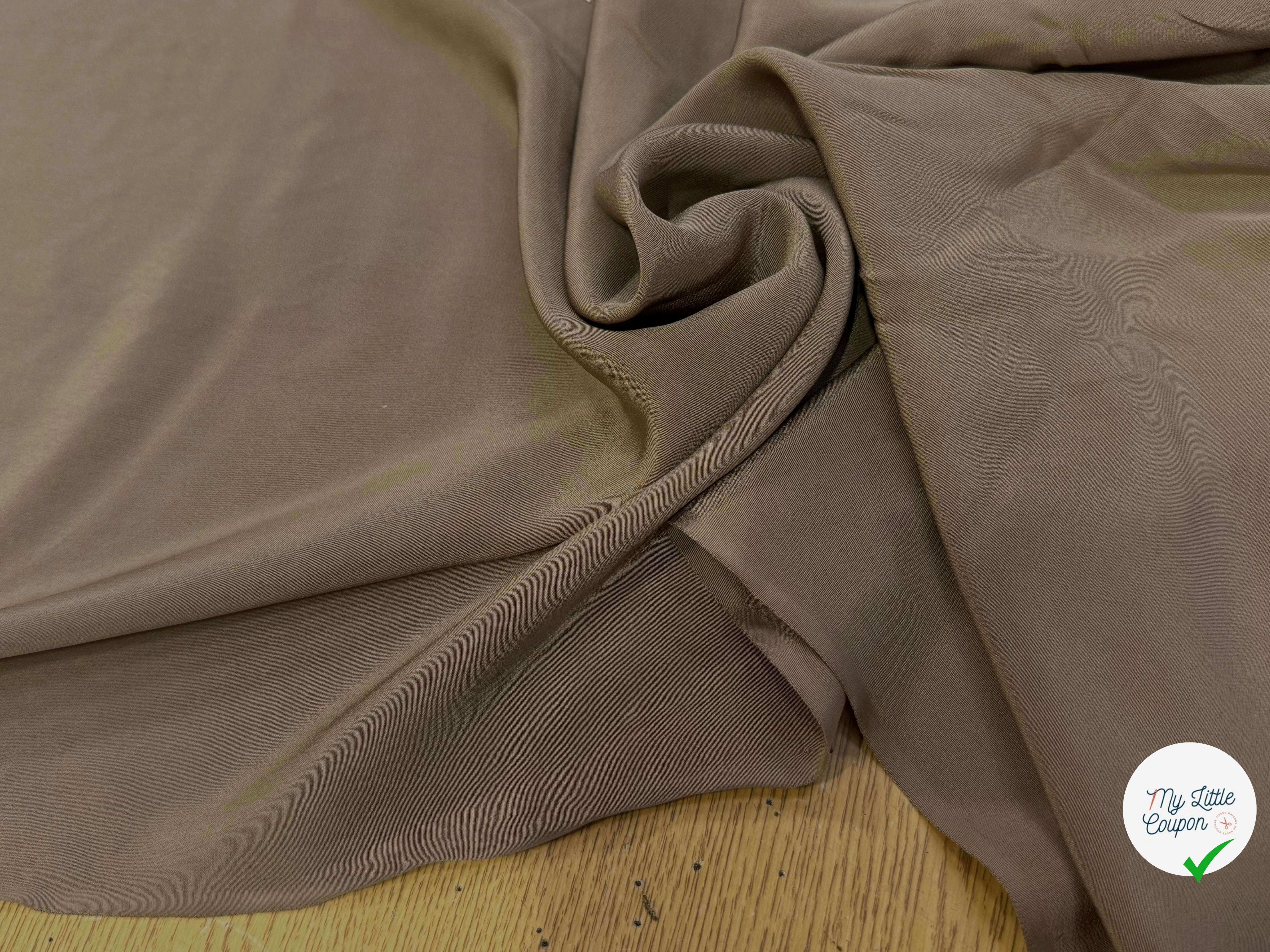 CREPE DE SOIE LÉGÈREMENT STRETCH CAFÉ LATTE SATINÉ - My Little Coupon