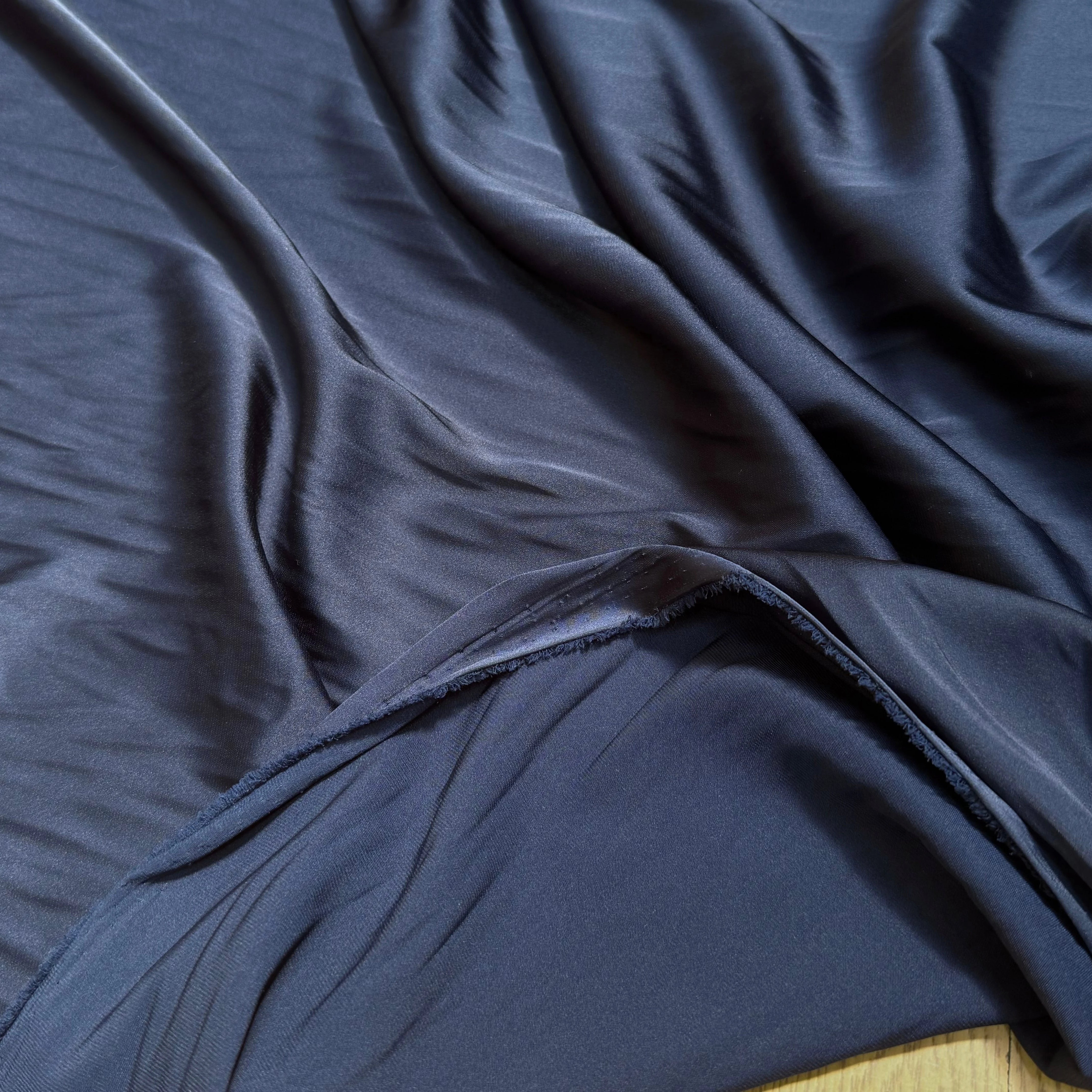 CREPE ENVERS SATIN BLEU MARINE FLUIDE - My Little Coupon
