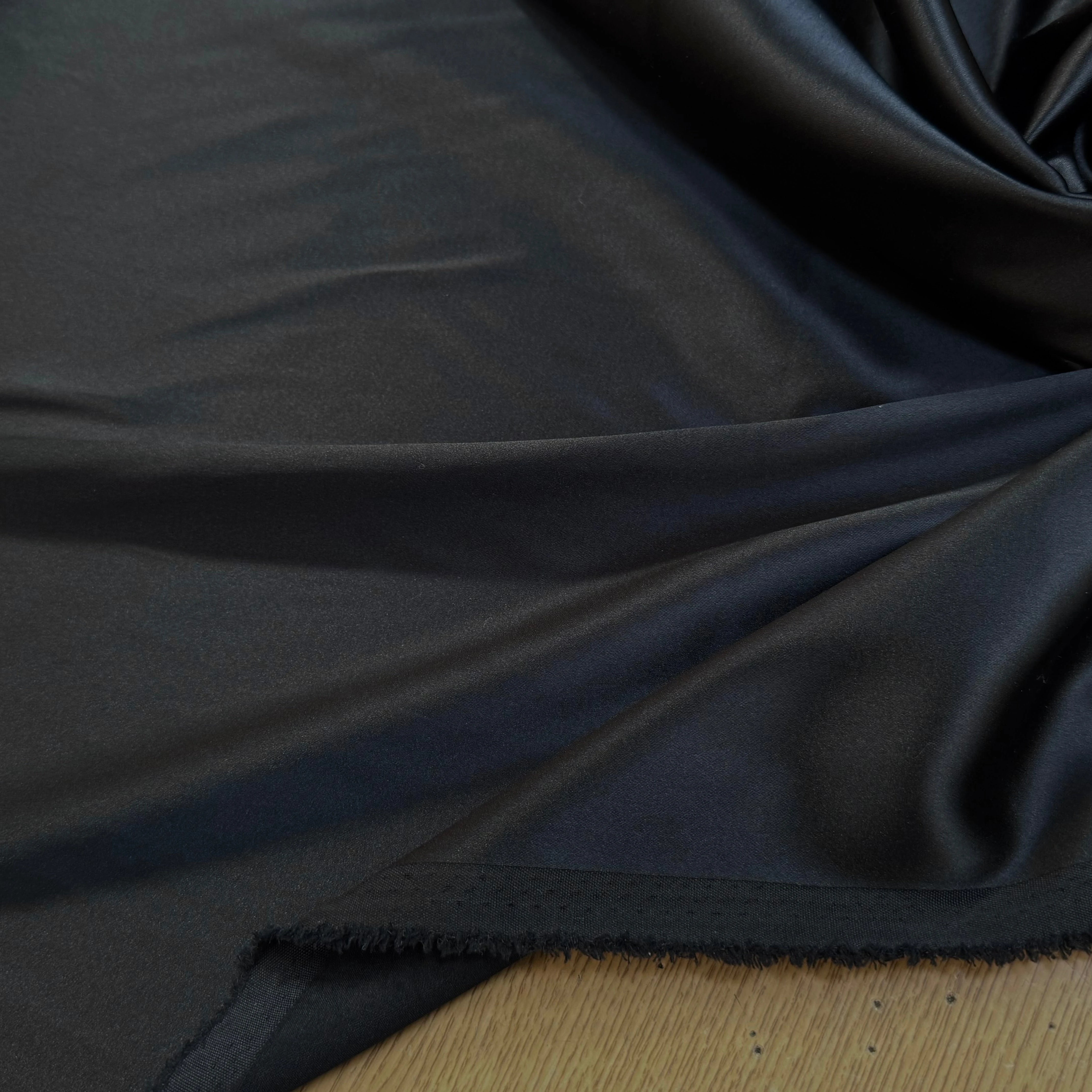CREPE ENVERS SATIN FLUIDE NOIR 32% ACETATE - My Little Coupon