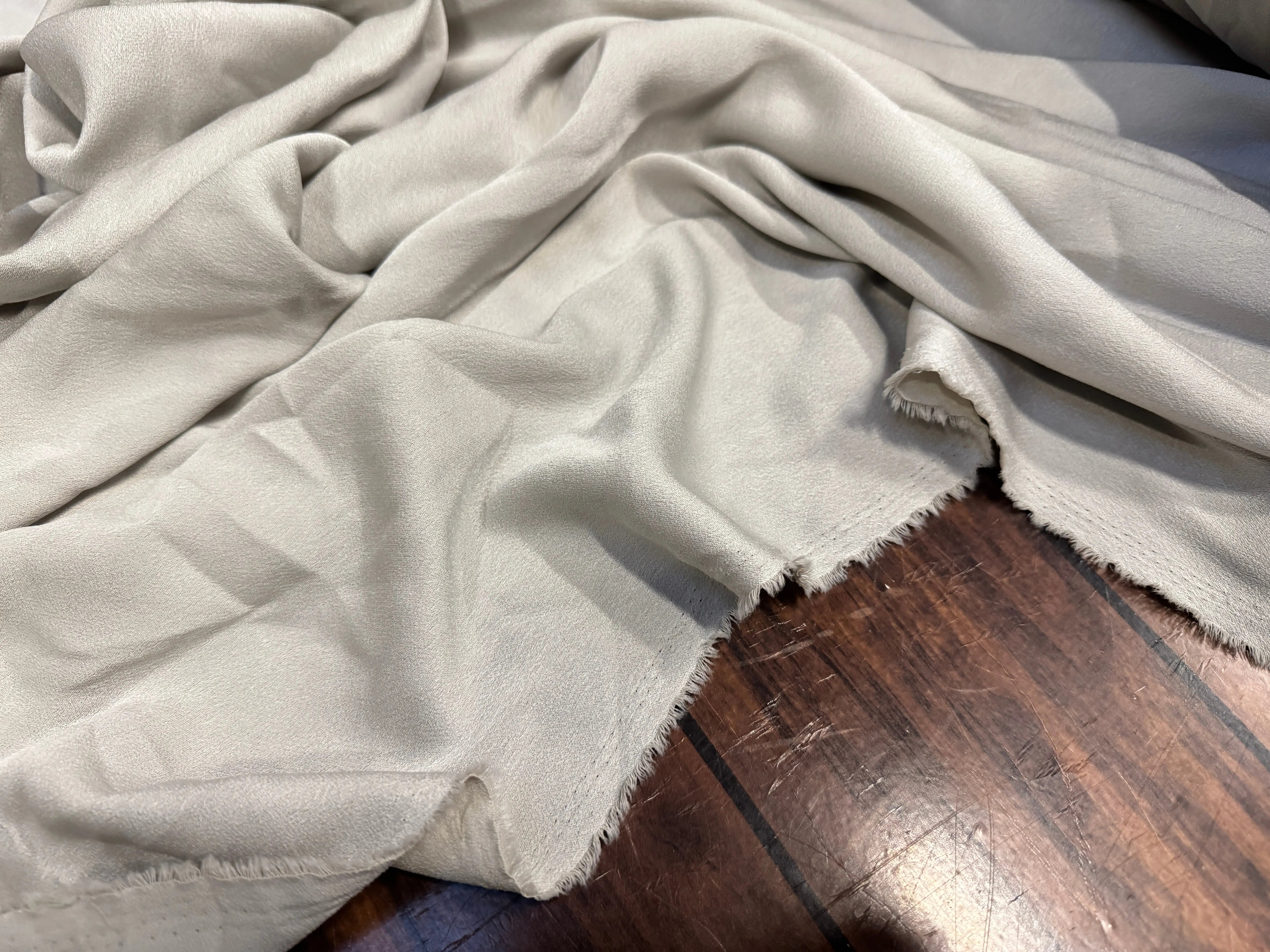 CRÊPE ENVERS SATIN LOURD ET FLUIDE COULEUR MARBRE - My Little Coupon
