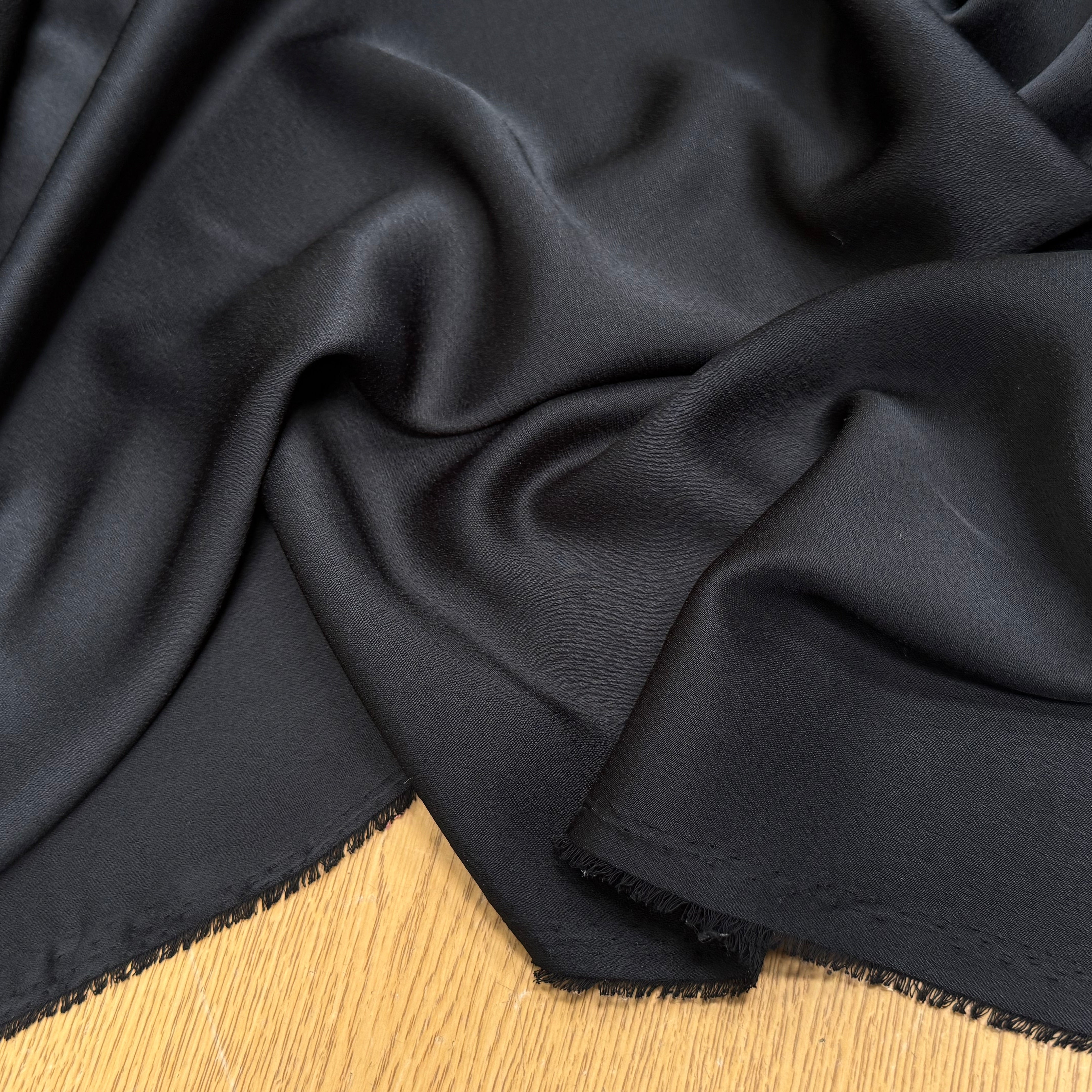 CREPE ENVERS SATIN LOURD TRÈS BEAU TOMBÉ NOIR 390 - My Little Coupon