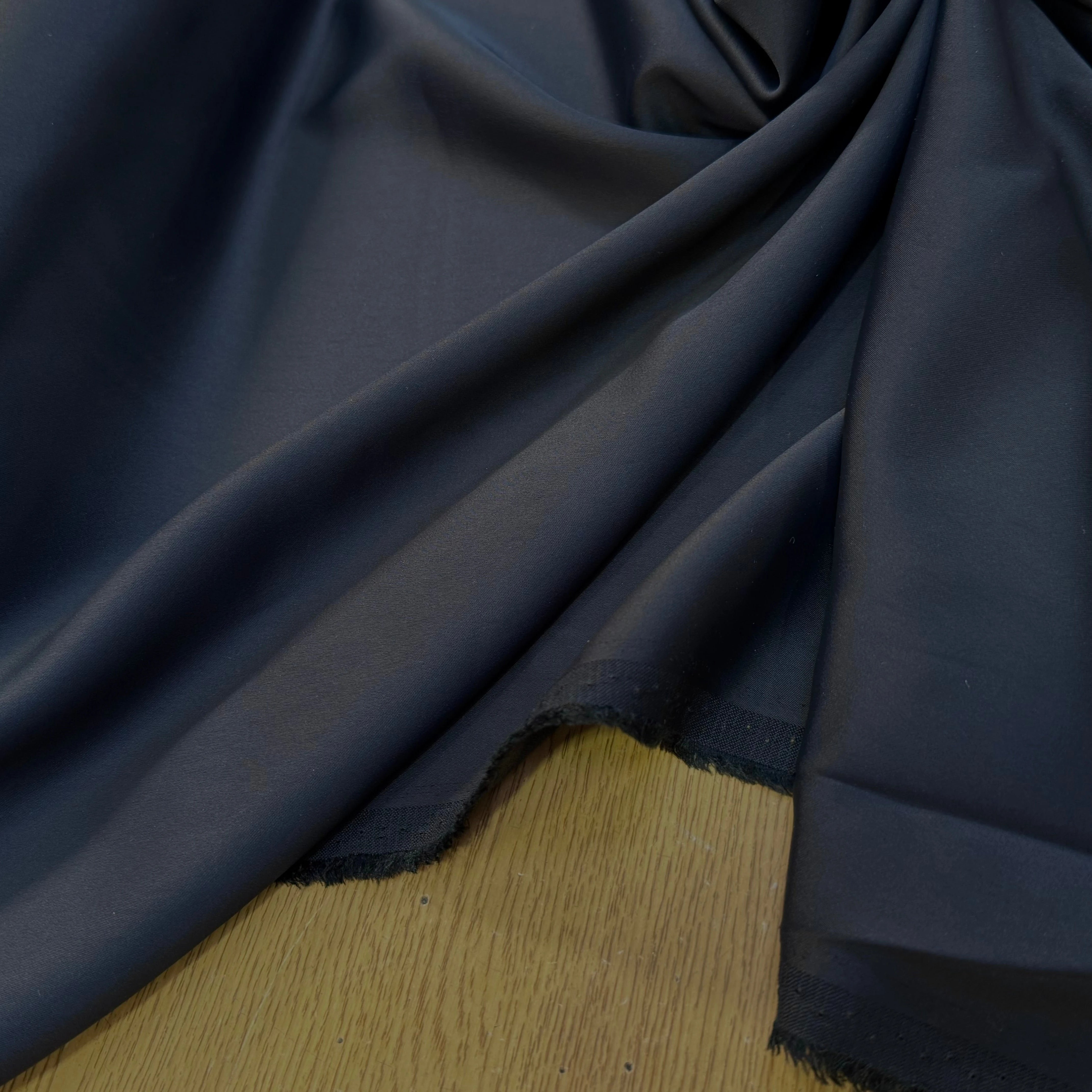 CREPE ENVERS SATIN STRETCH NOIR/MARINE FONCÉ BEAU TOMBÉ - My Little Coupon