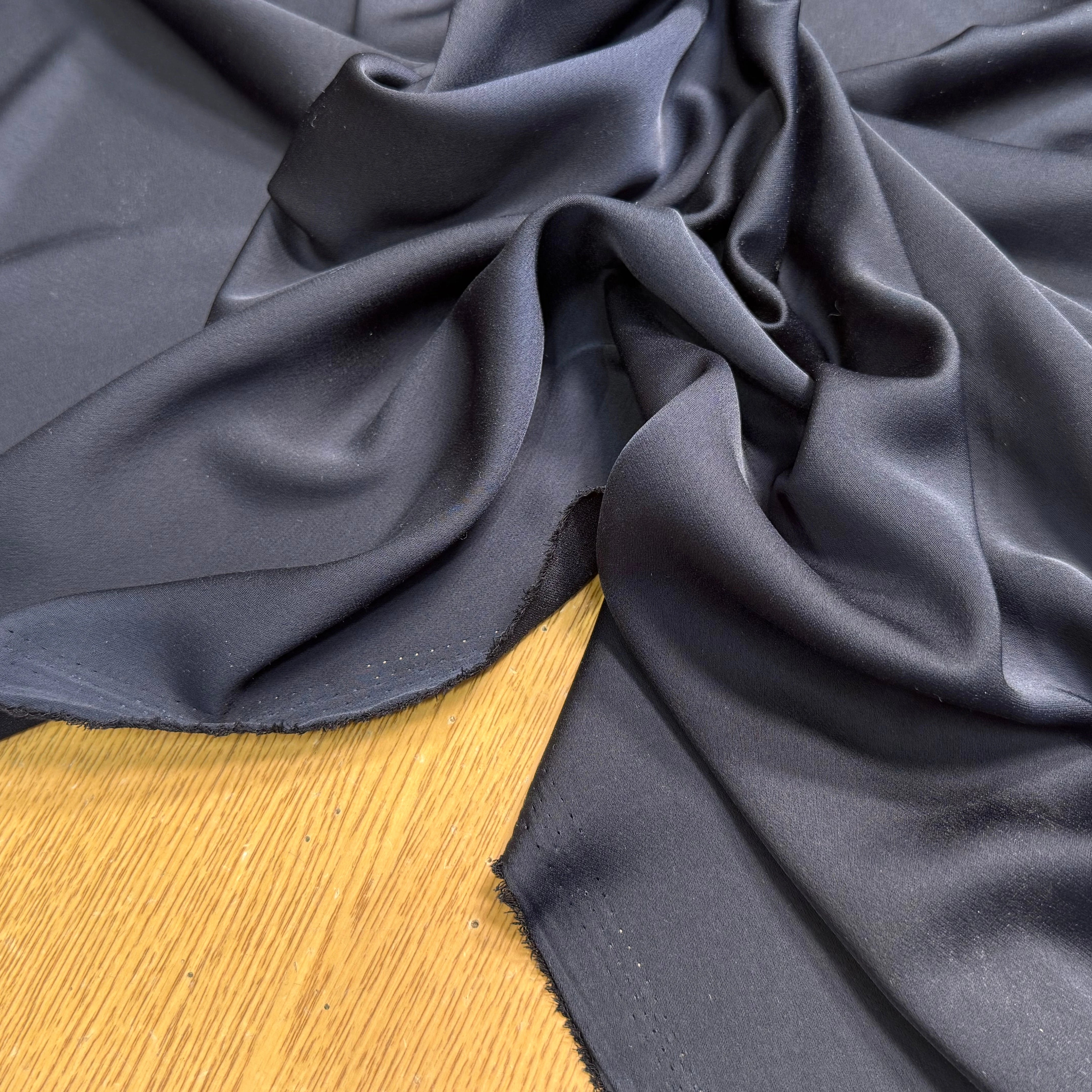 CREPE ENVERS SATIN SUPERBE TOMBÉ MARINE FONCÉ - My Little Coupon