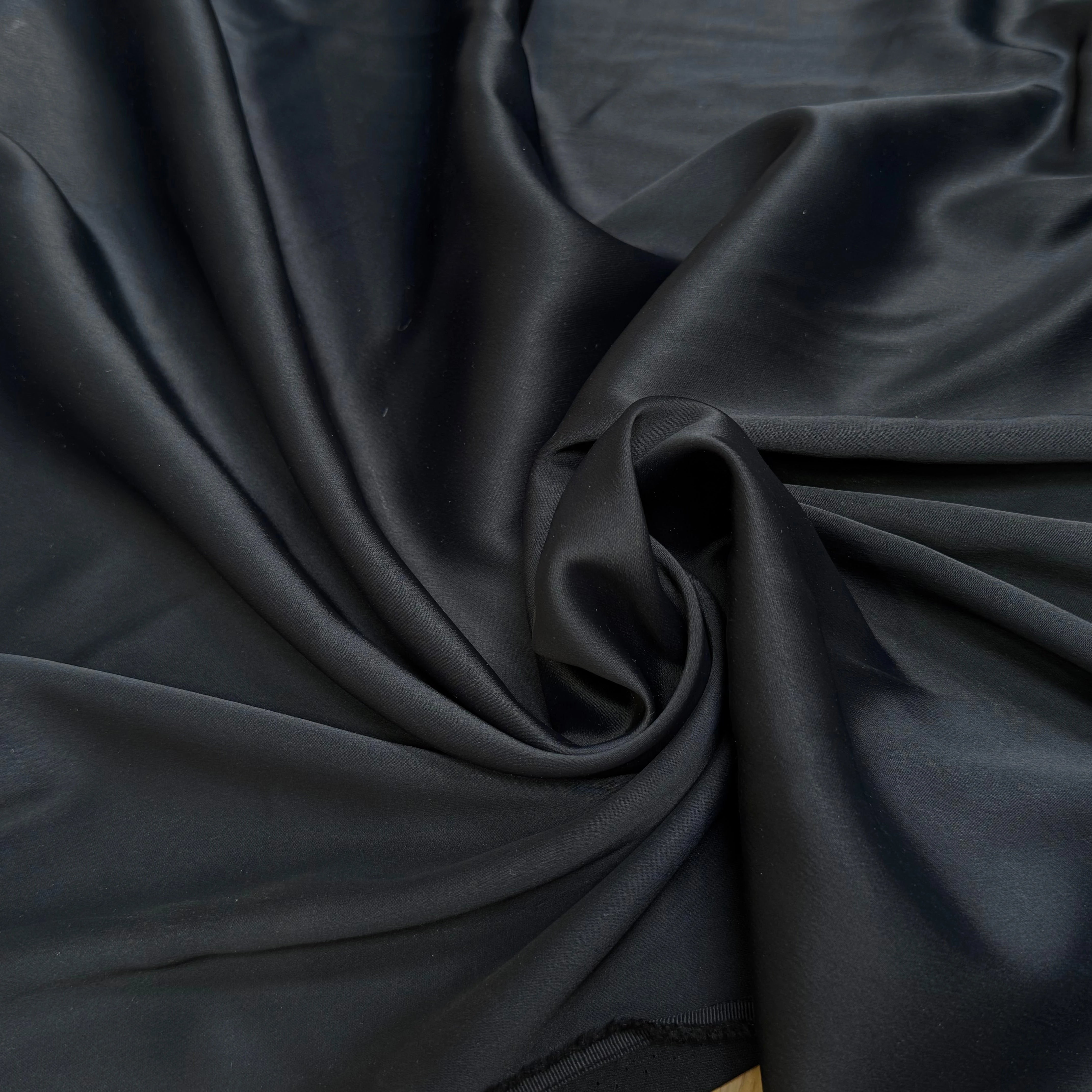CREPE ENVERS SATIN TENUE LOURDE 68% ACETATE LÉGÈREMENT STRETCH NUIT - My Little Coupon