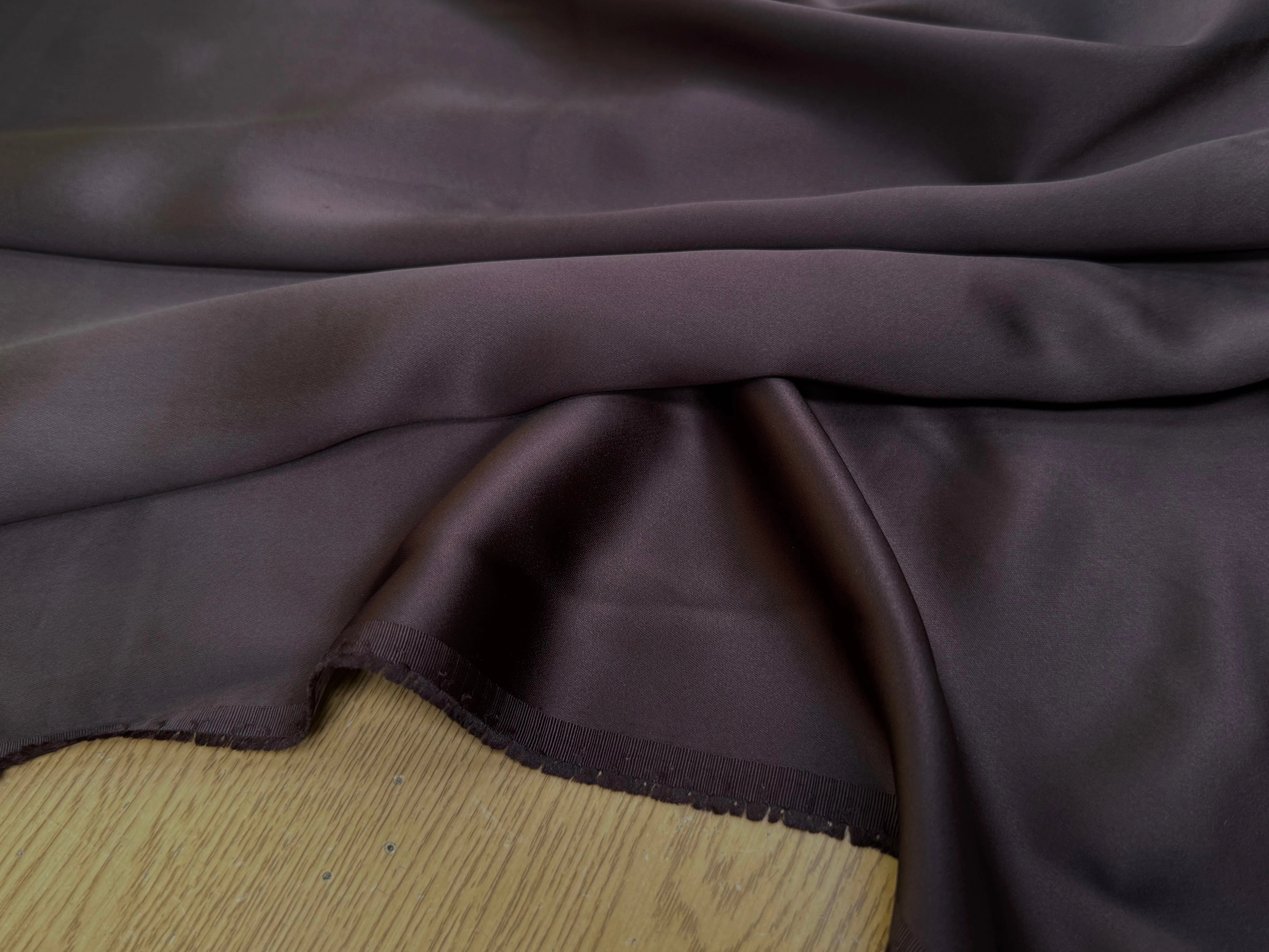 CREPE ENVERS SATIN VISCOSE BEAU TOMBÉ SMOKY BROWN - My Little Coupon