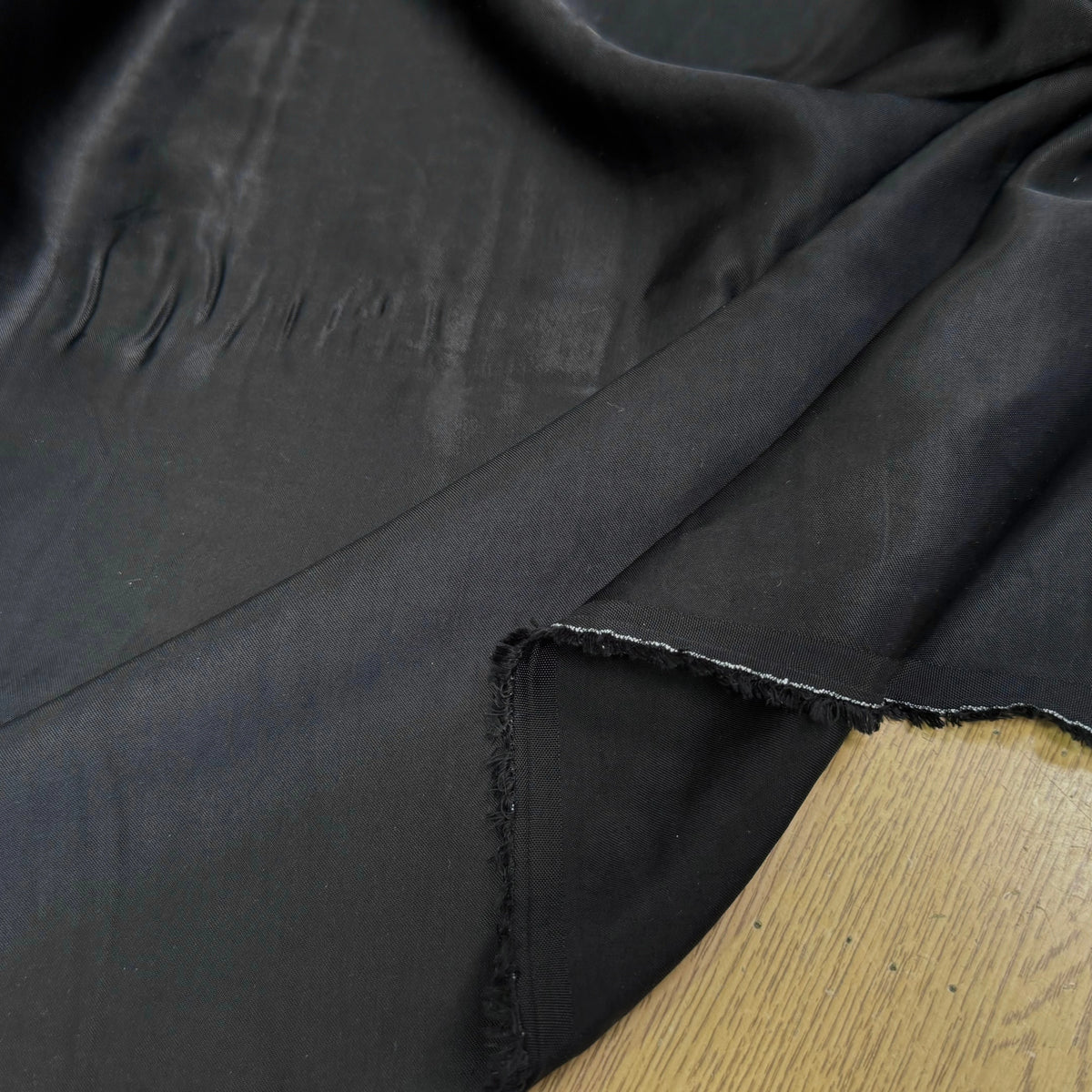 CREPE ENVERS SATIN VISCOSE FLUIDE NOIR BEAU TOUCHER - My Little Coupon