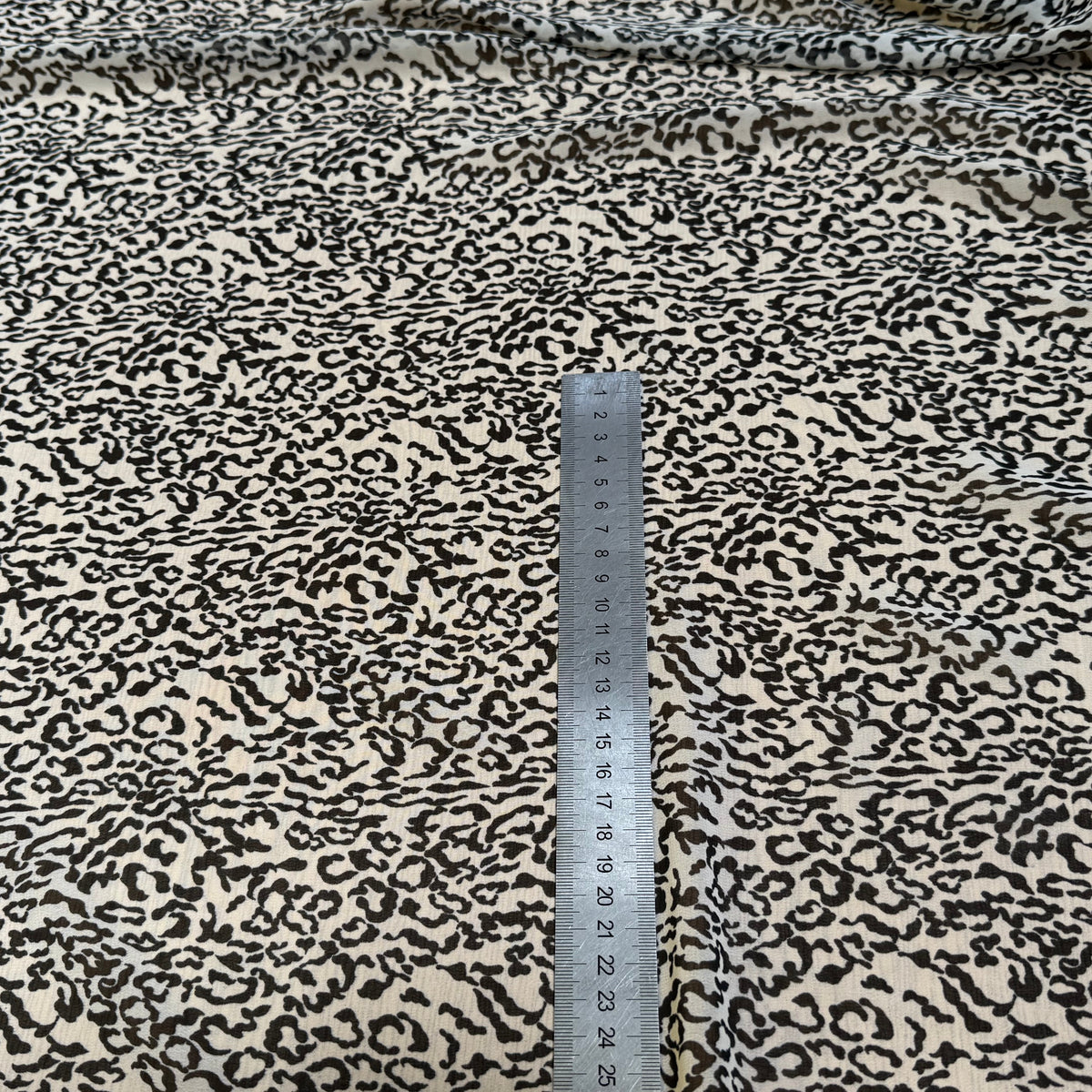 CREPE FLUIDE FOND ÉCRU MOTIF ANIMAL NOIR - My Little Coupon