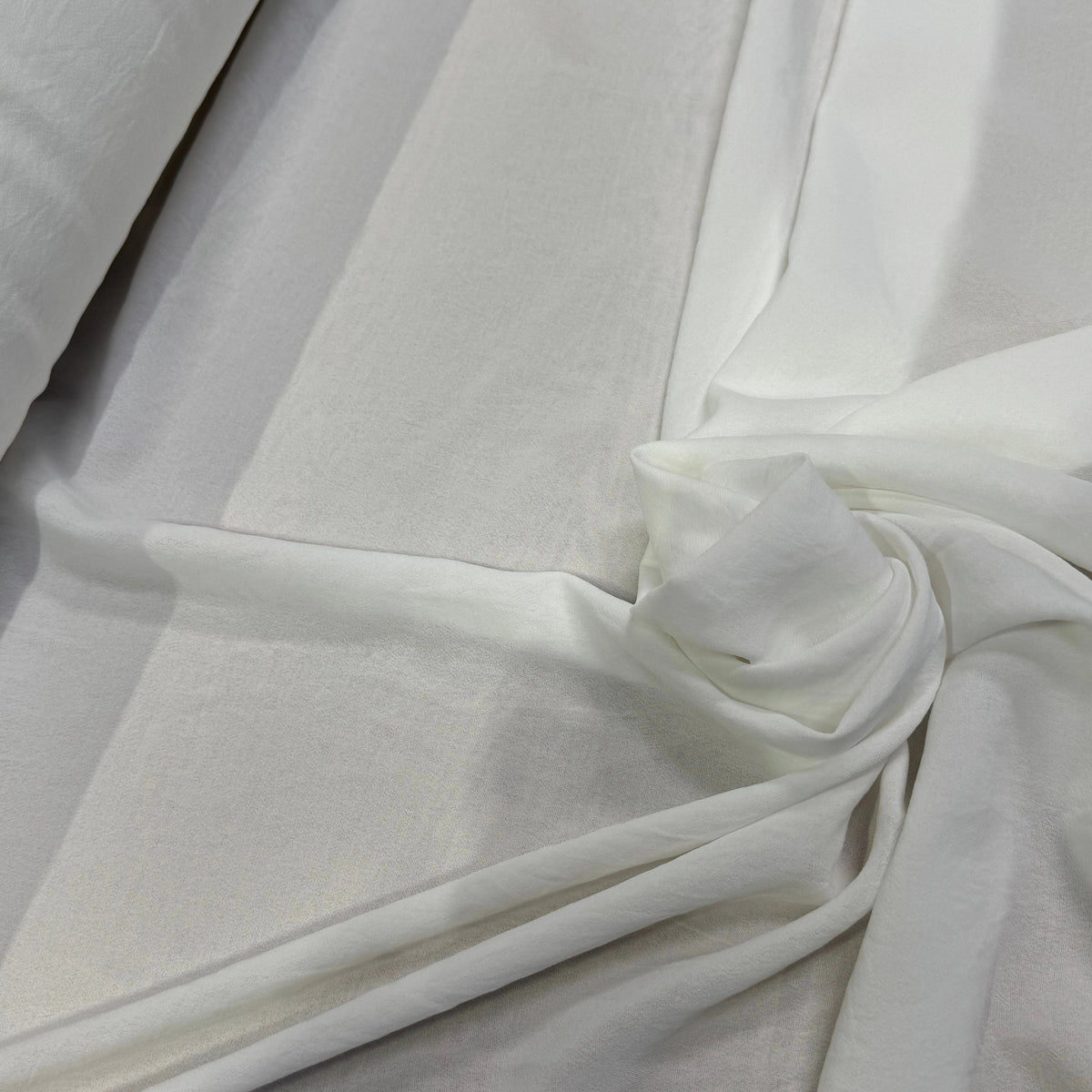 Tissu crêpe fluide texturé blanc cassé