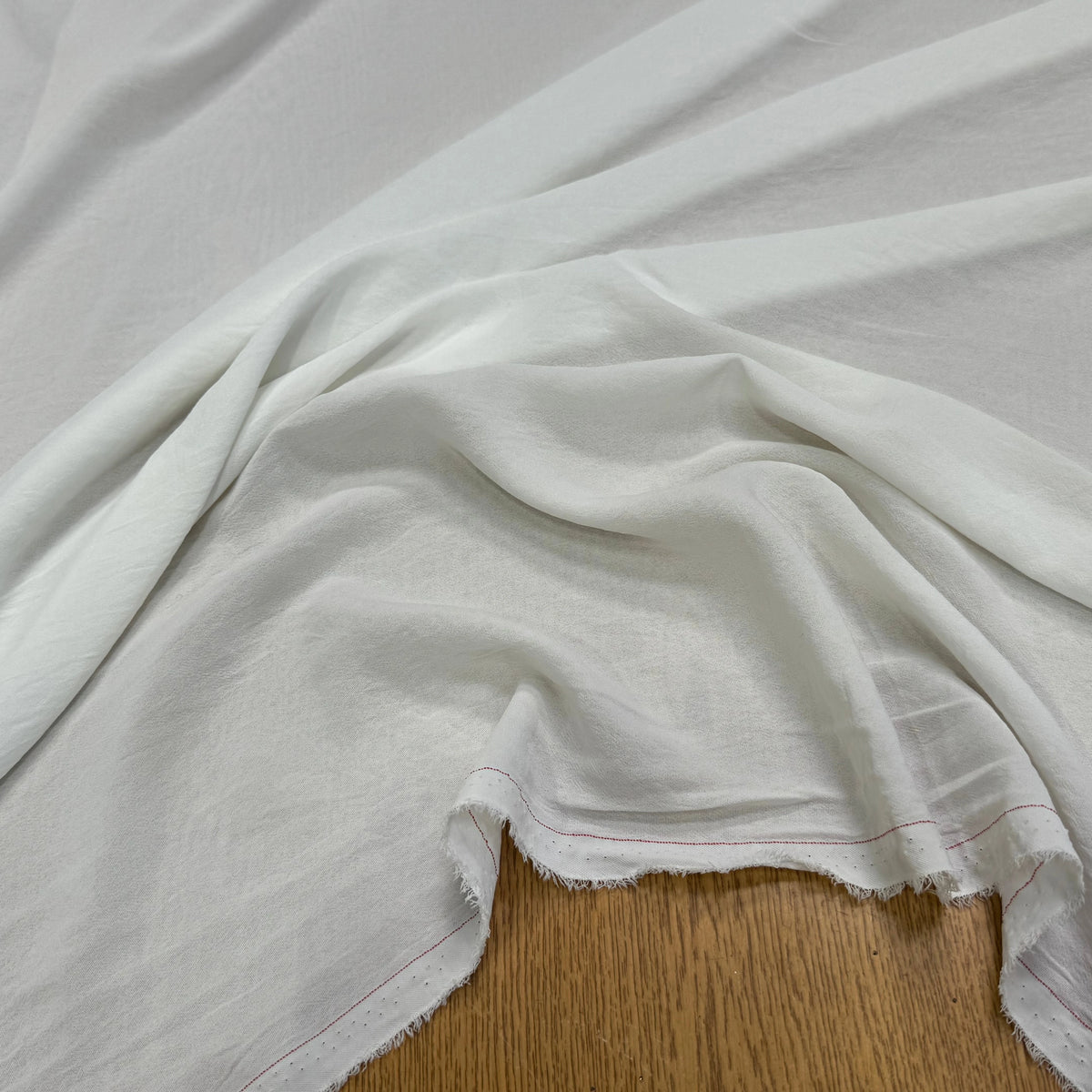 Tissu crêpe fluide texturé blanc cassé - vue de la matière