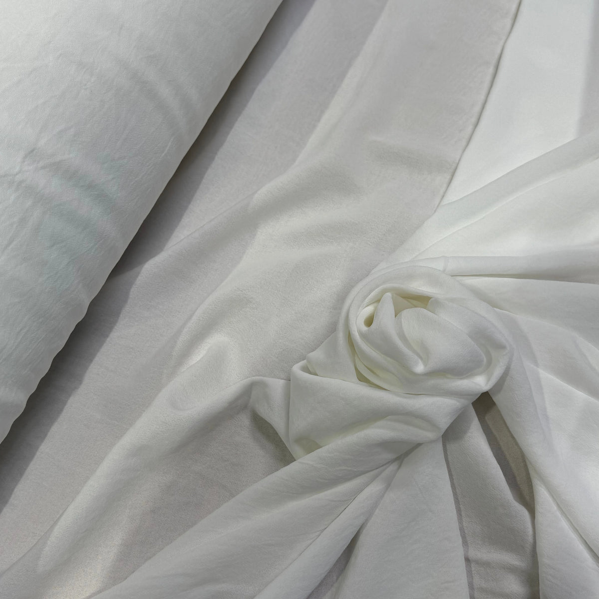 Tissu crêpe fluide texturé blanc cassé - détail du tissu