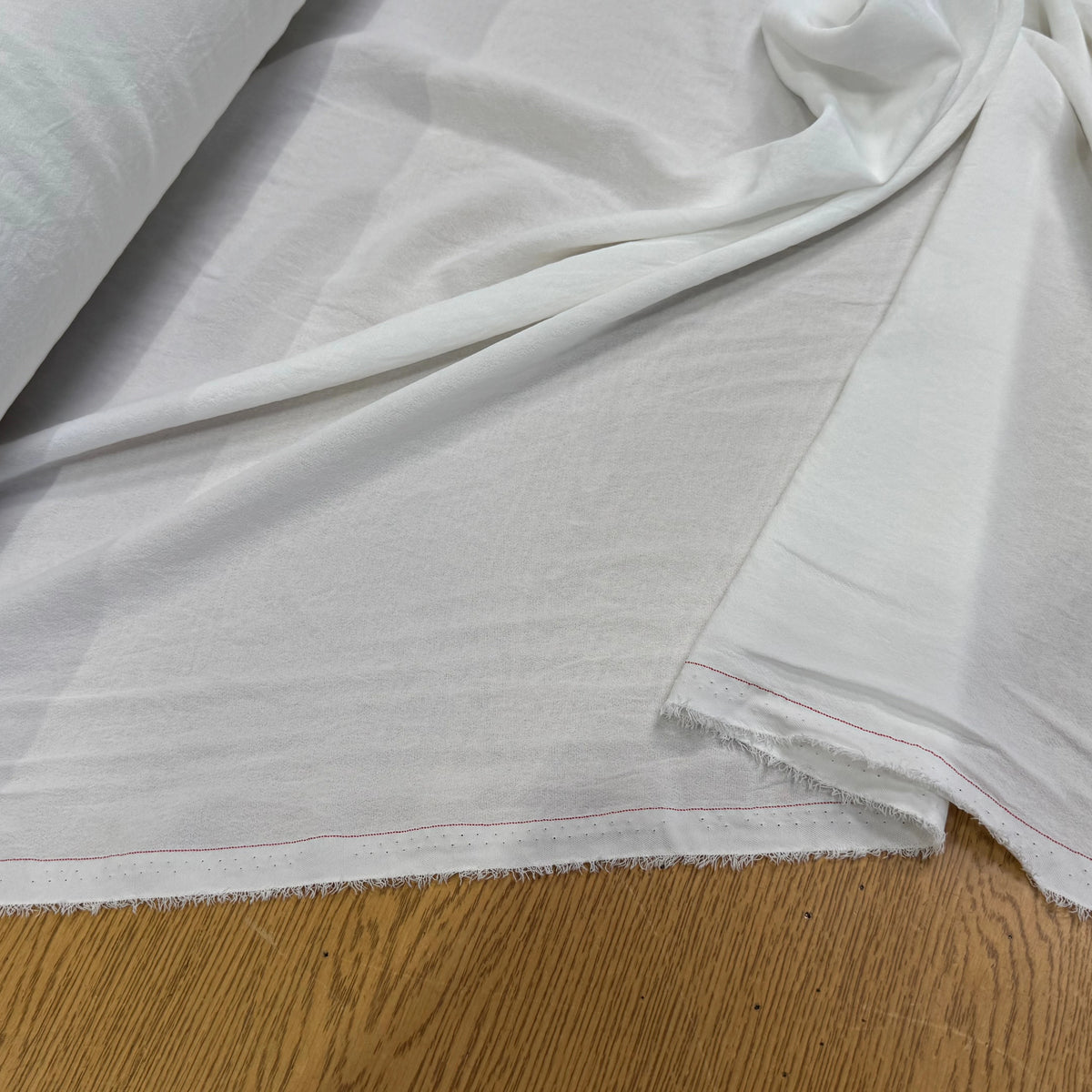 Tissu crêpe fluide texturé blanc cassé - tombé du tissu
