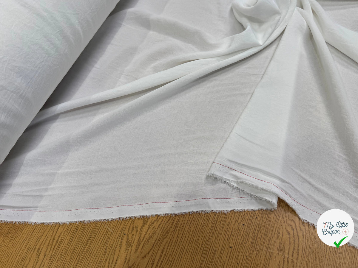 Tissu crêpe fluide texturé blanc cassé - tombé du tissu