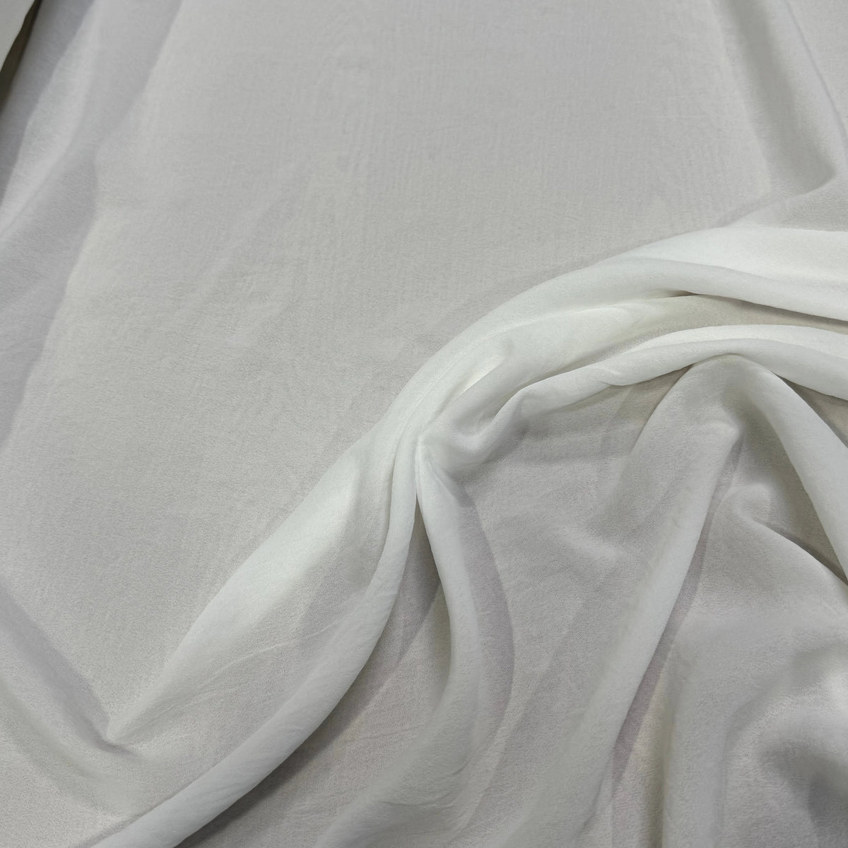 Tissu crêpe fluide texturé blanc cassé - texture en gros plan
