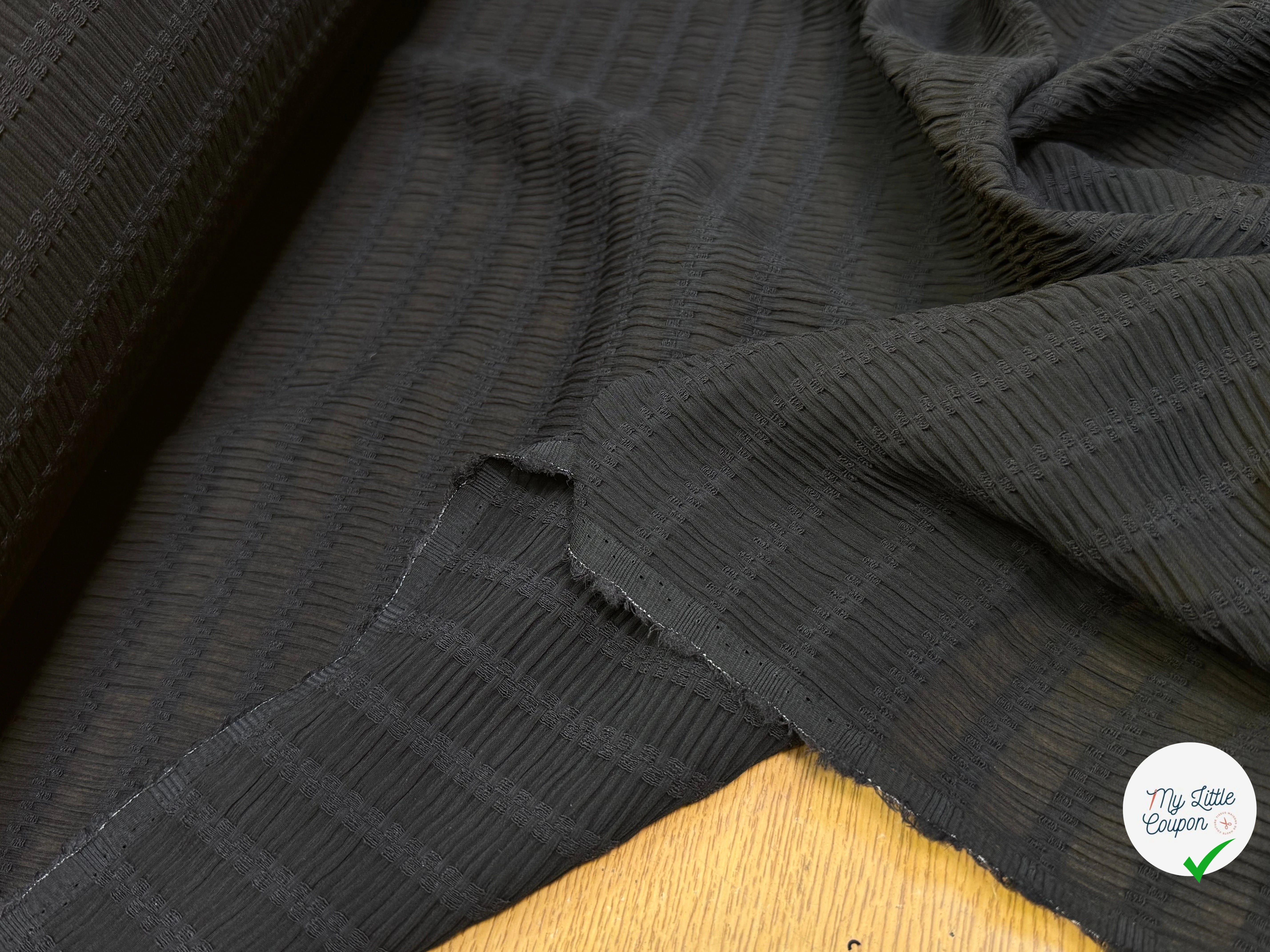 CREPE GAUFFRÉ VISCOSE SOIE ET LAINE GROSSES RAYURES TISSÉES FLUIDE NOIR - My Little Coupon