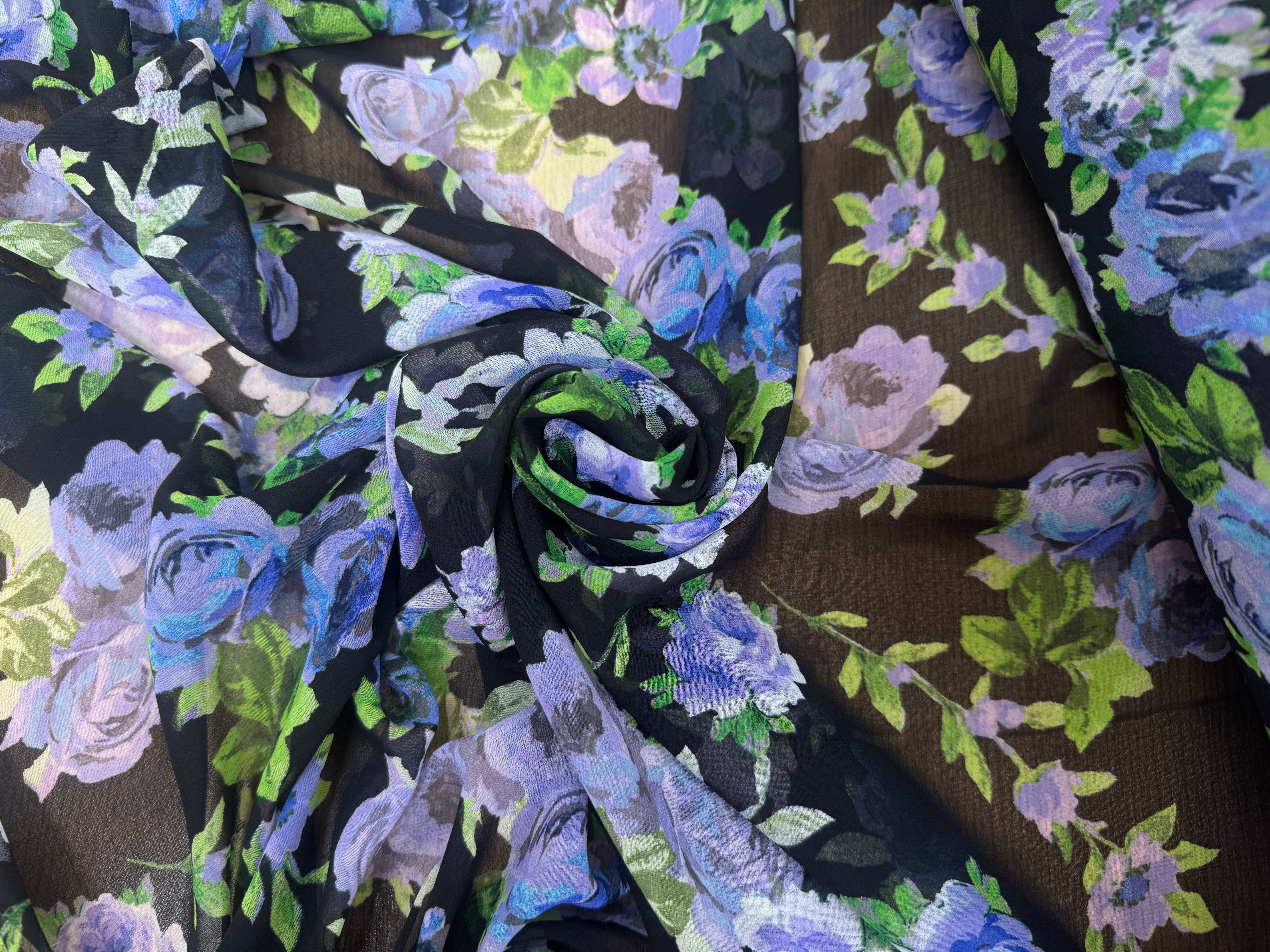 CREPE GEORGETTE FOND NOIR MOTIFS FLEURS VIOLET - My Little Coupon