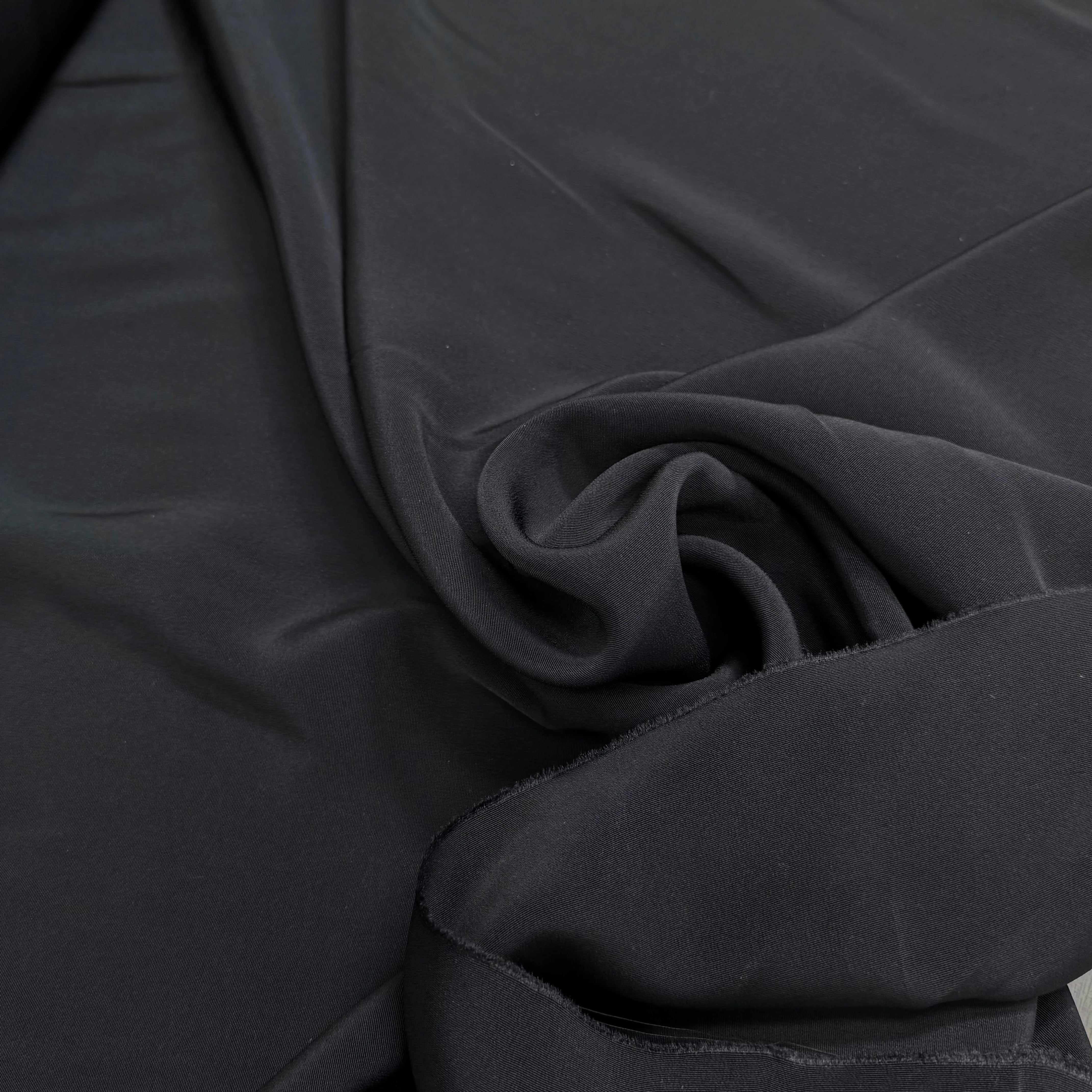 CREPE LÉGÈREMENT SATINÉ ACETATE VISCOSE NOIR BEAU TOMBÉ - My Little Coupon