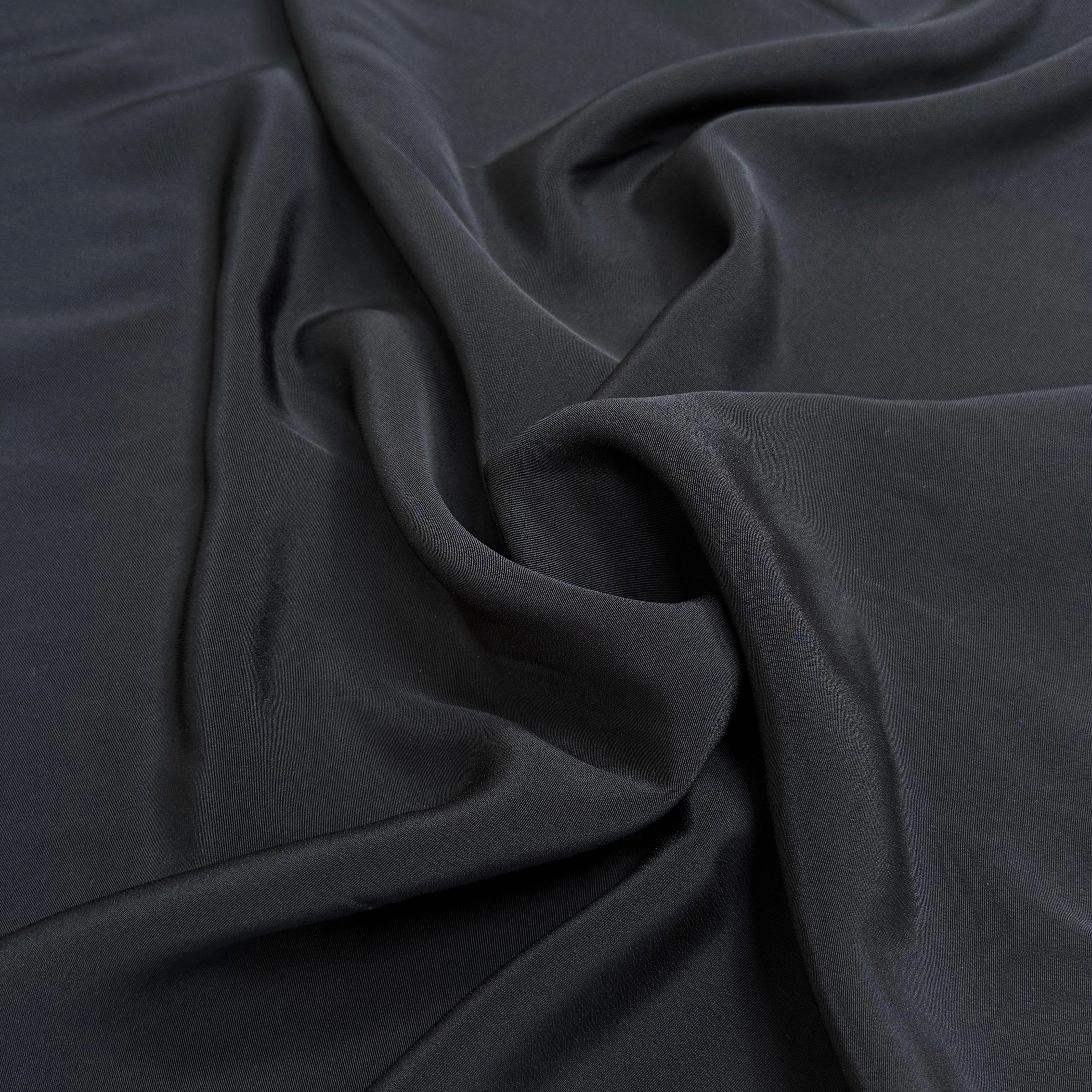 CREPE LÉGÈREMENT SATINÉ ACETATE VISCOSE NOIR BEAU TOMBÉ - My Little Coupon