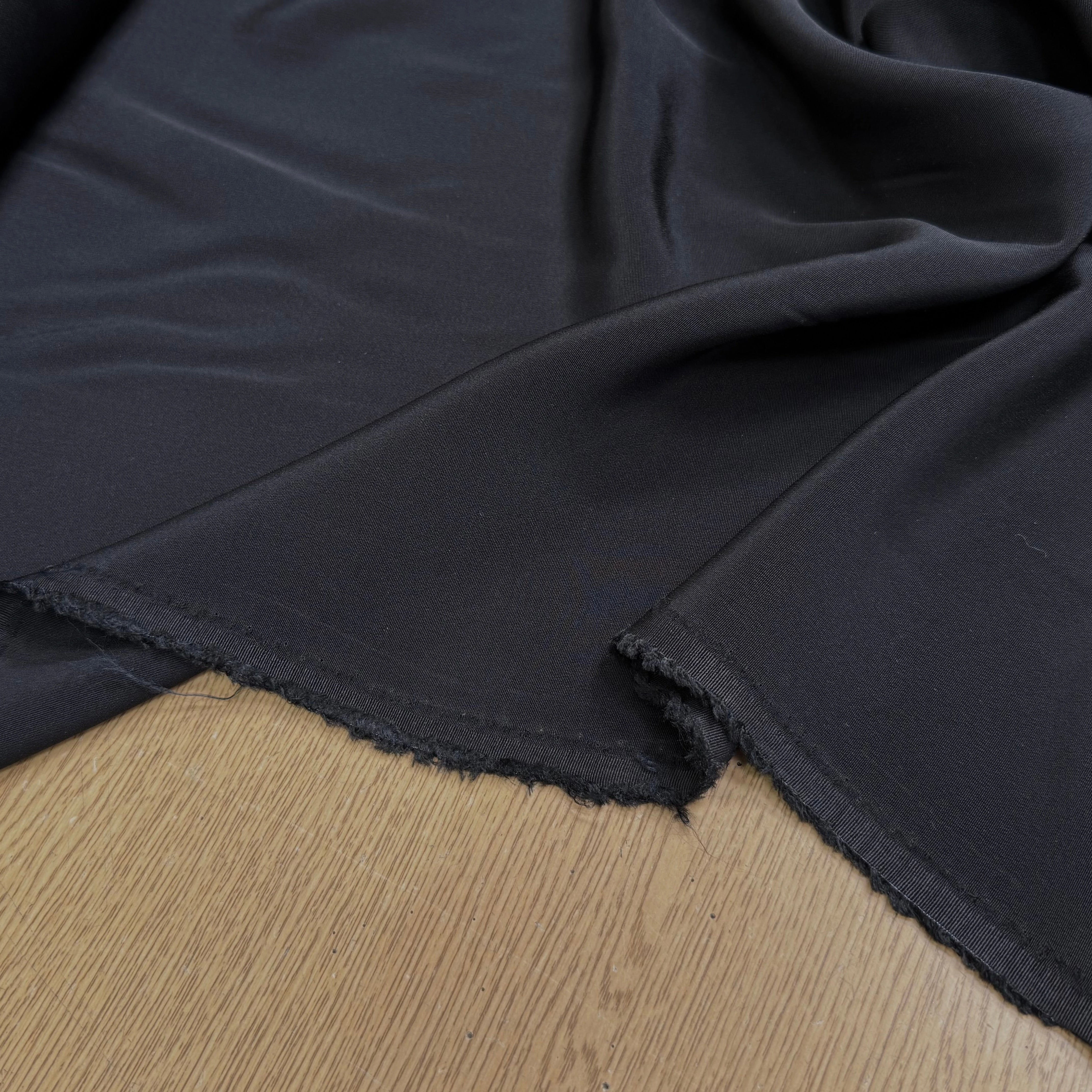 CREPE LÉGÈREMENT SATINÉ ACETATE VISCOSE NOIR BEAU TOMBÉ - My Little Coupon