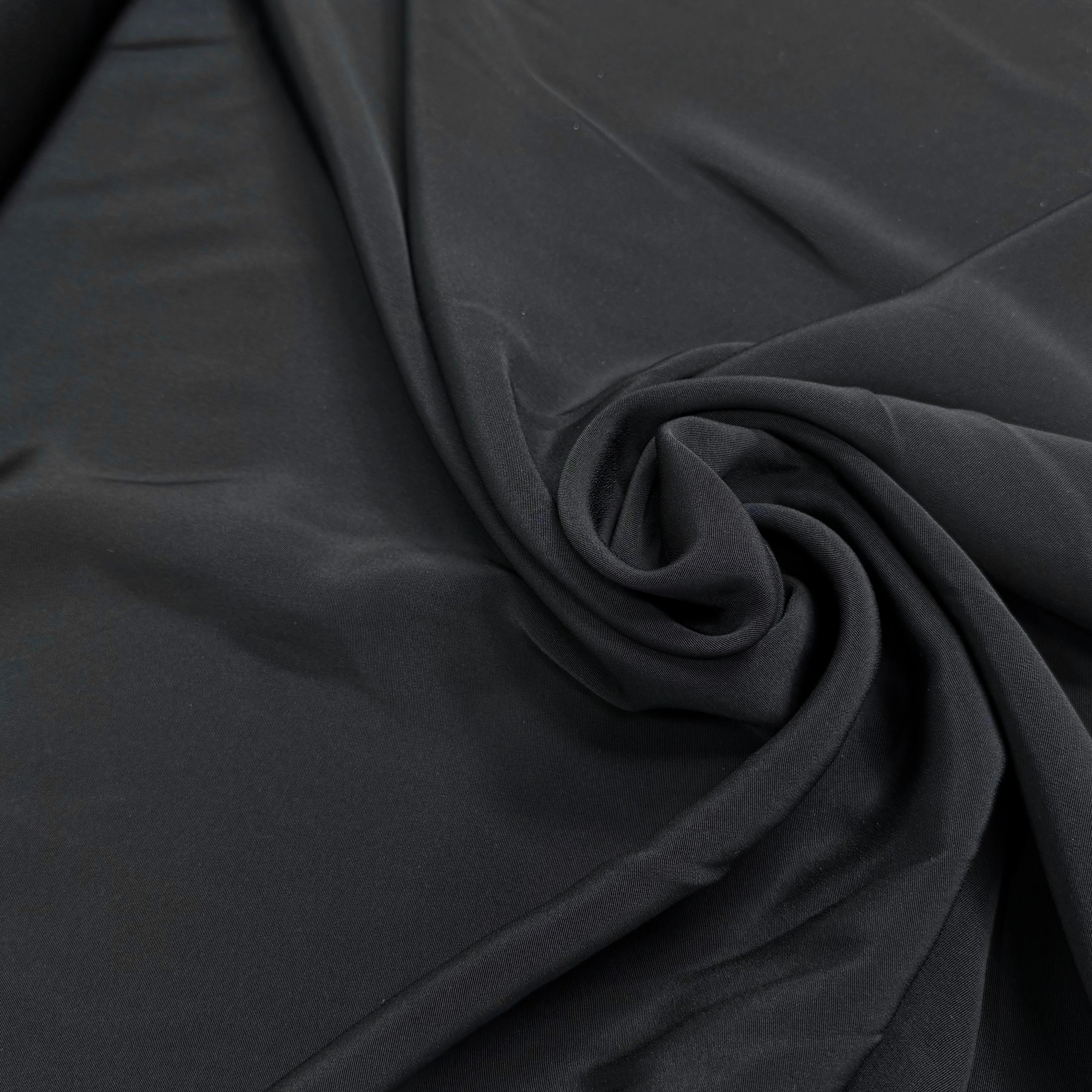 CREPE LÉGÈREMENT SATINÉ ACETATE VISCOSE NOIR BEAU TOMBÉ - My Little Coupon
