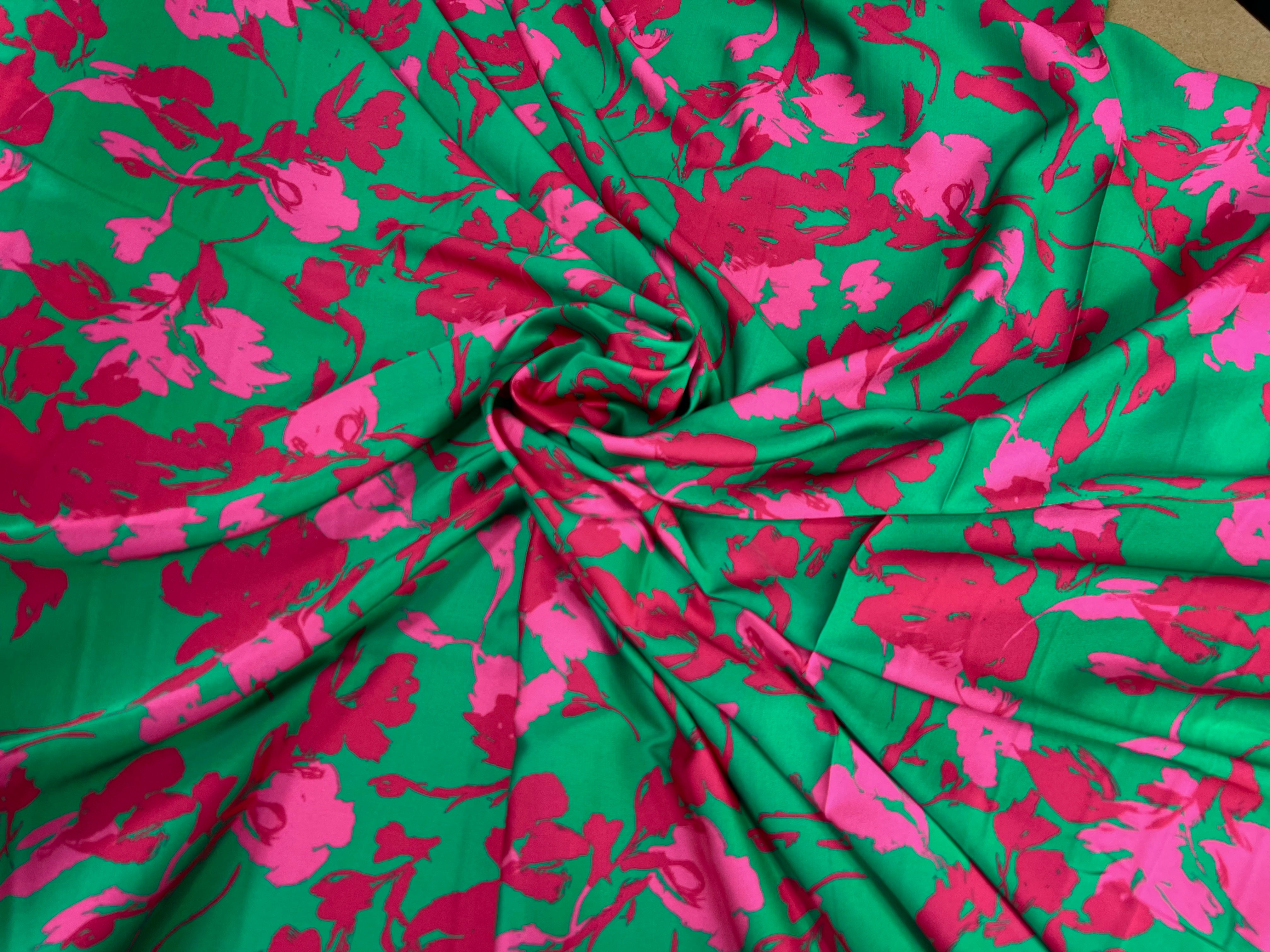 CRÊPE LÉGÈREMENT SATINÉ FLEURS ABSTRAITES FOND VERT - My Little Coupon
