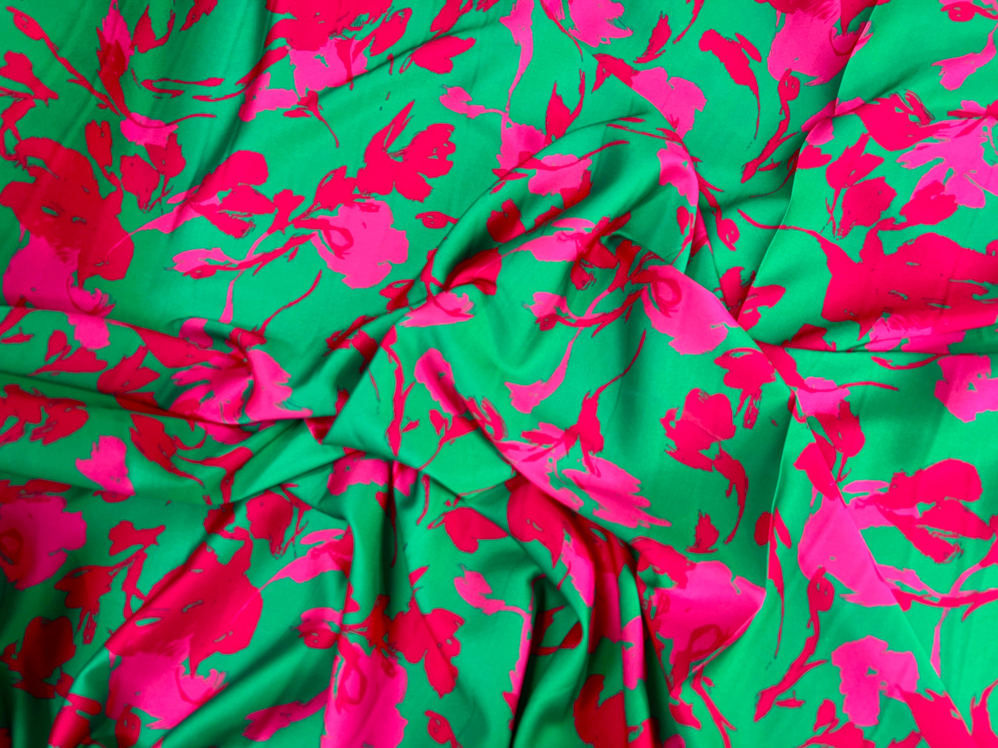 CRÊPE LÉGÈREMENT SATINÉ FLEURS ABSTRAITES FOND VERT - My Little Coupon
