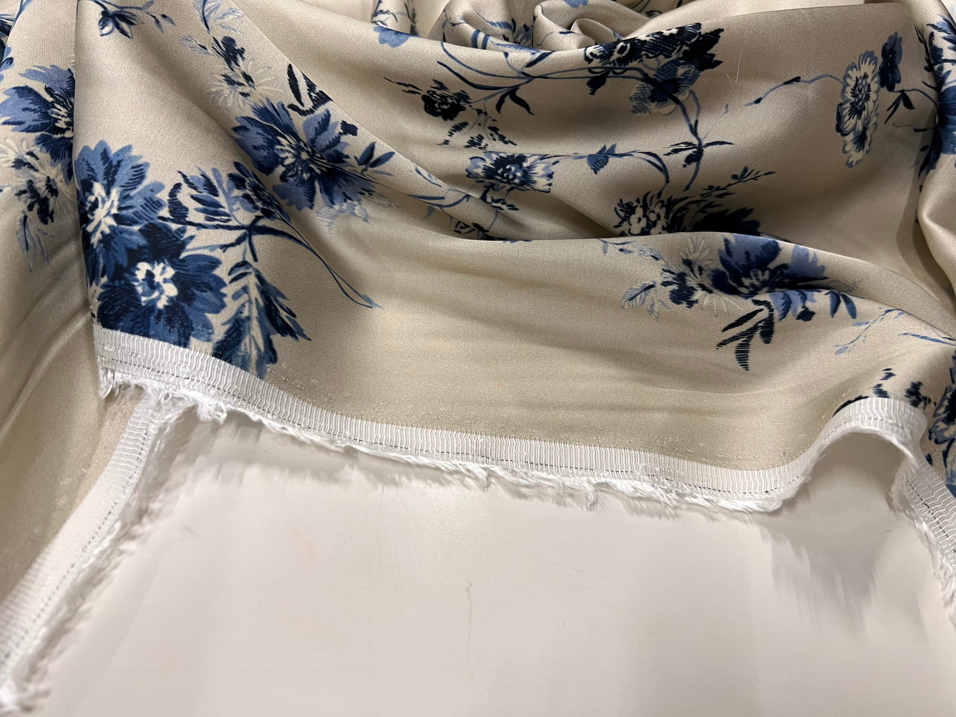 CRÊPE LÉGÈREMENT SATINÉ JOLIES FLEURS BLEUES SUR FOND BEIGE - My Little Coupon