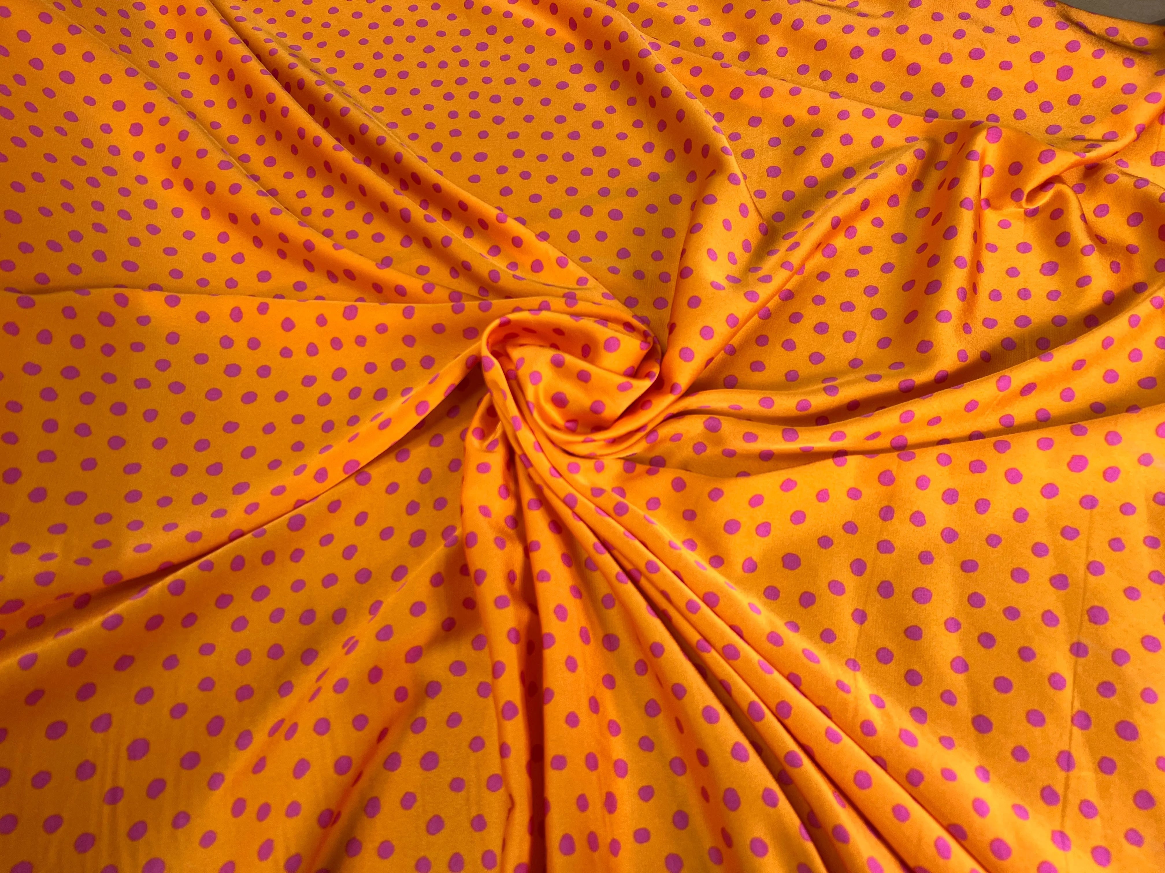 CRÊPE LÉGÈREMENT SATINÉ ORANGE À POIS ROSE VIOLET - My Little Coupon
