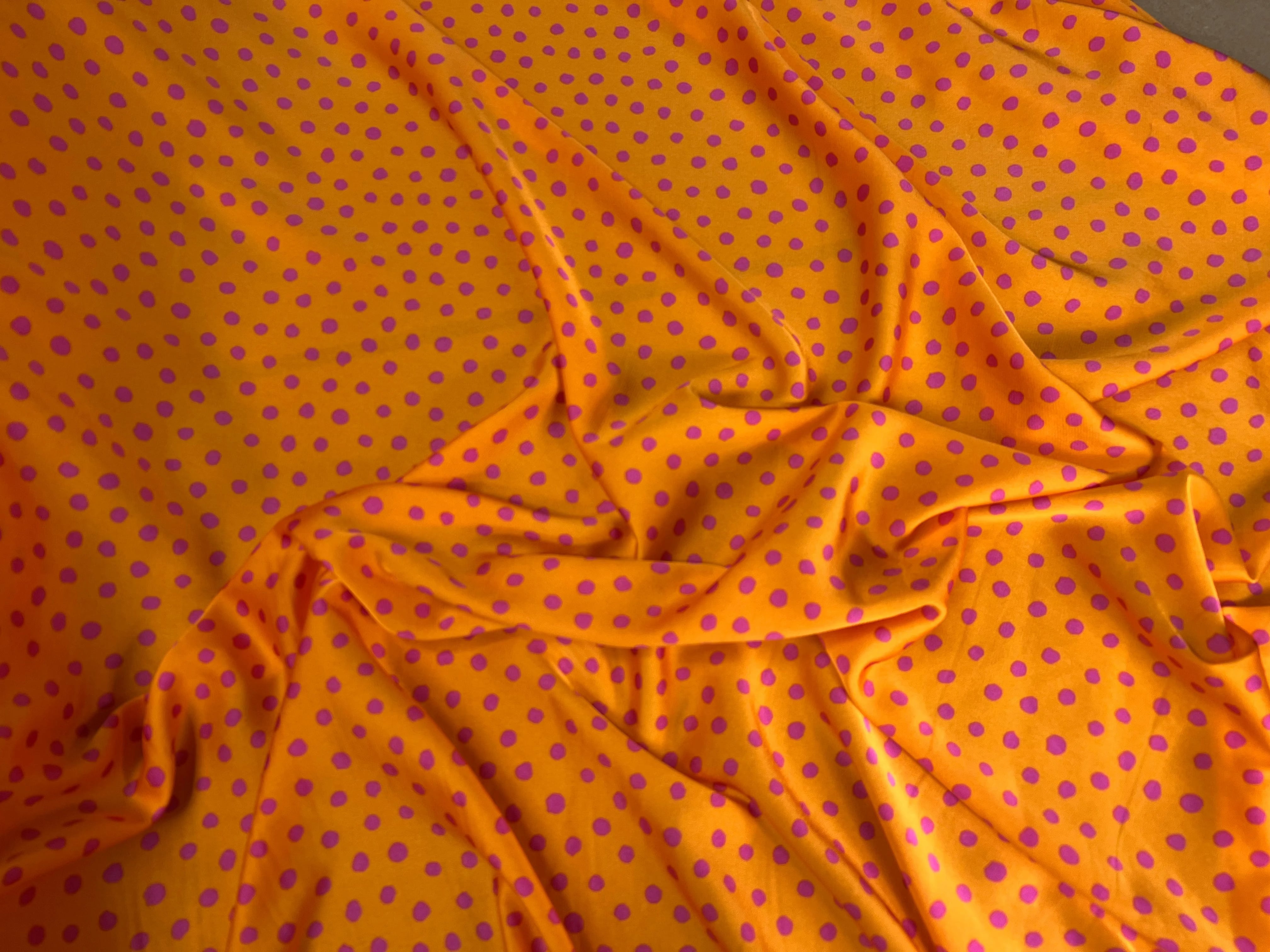 CRÊPE LÉGÈREMENT SATINÉ ORANGE À POIS ROSE VIOLET - My Little Coupon