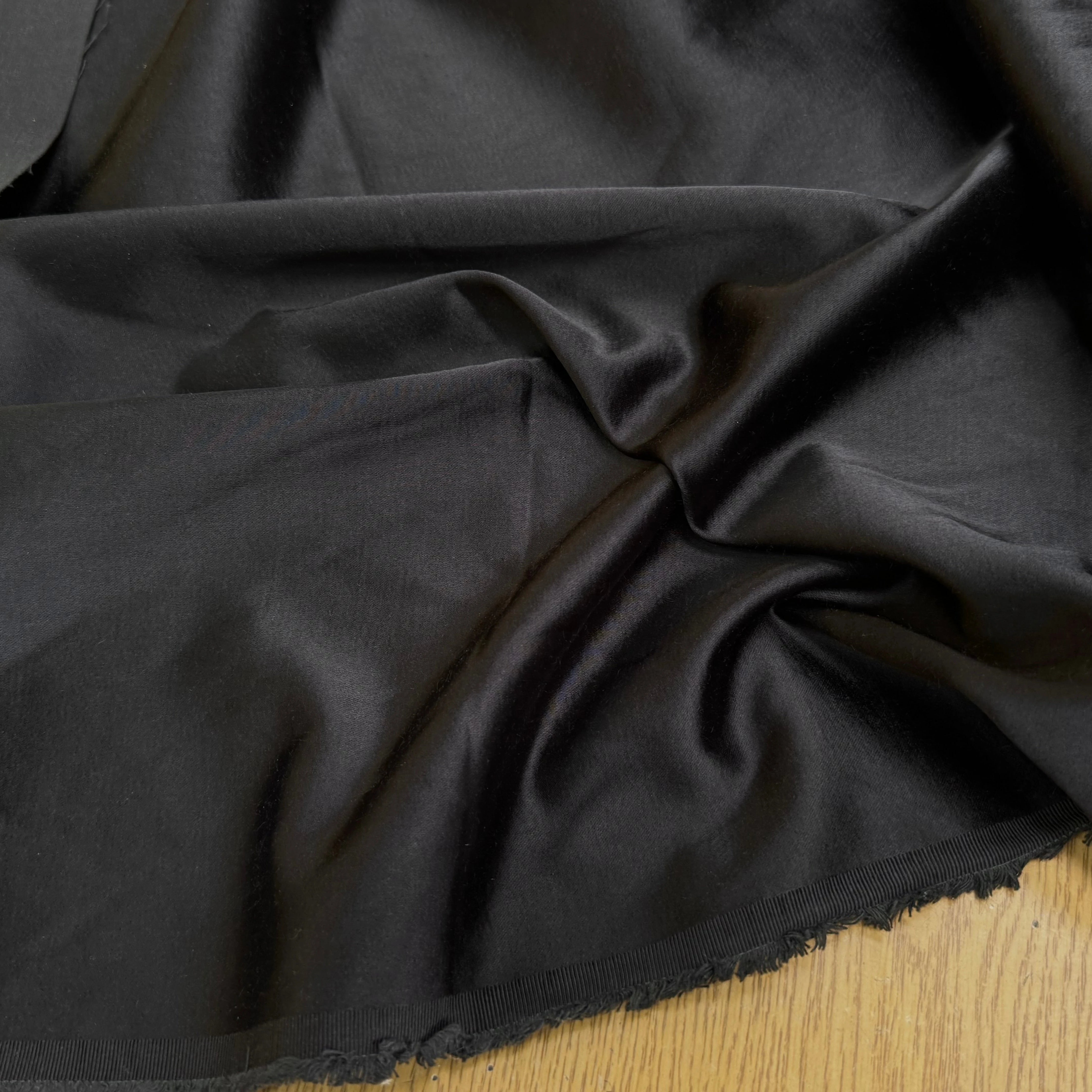 CREPE LOURD ACETATE VISCOSE ENVERS SATIN TRÈS BELLE TENUE NOIR 48% VISCOSE - My Little Coupon