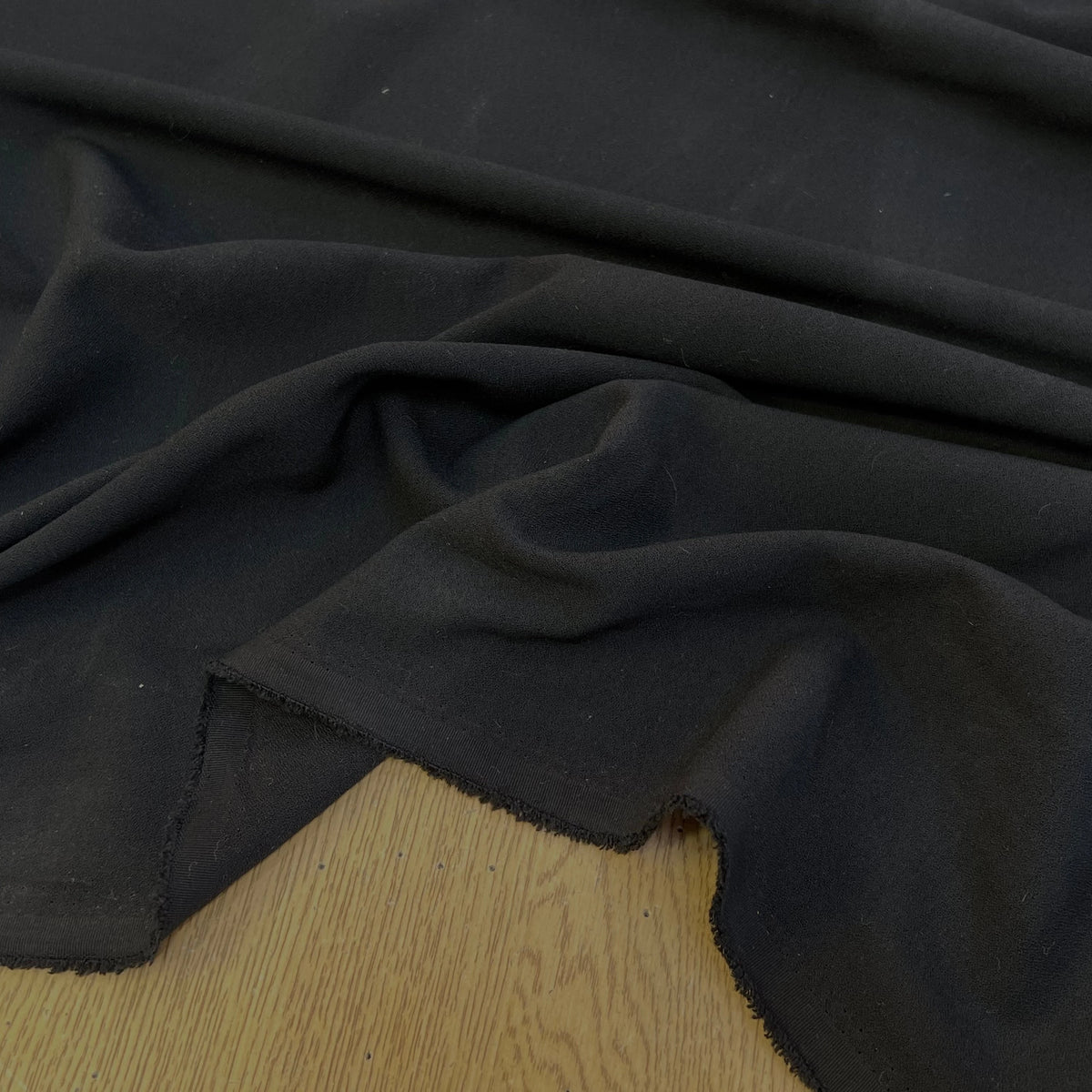 CREPE LOURD ACETATE VISCOSE SEMI-LOURD TOMBÉ FLUIDE NOIR LÉGÈREMENT STRETCH - My Little Coupon