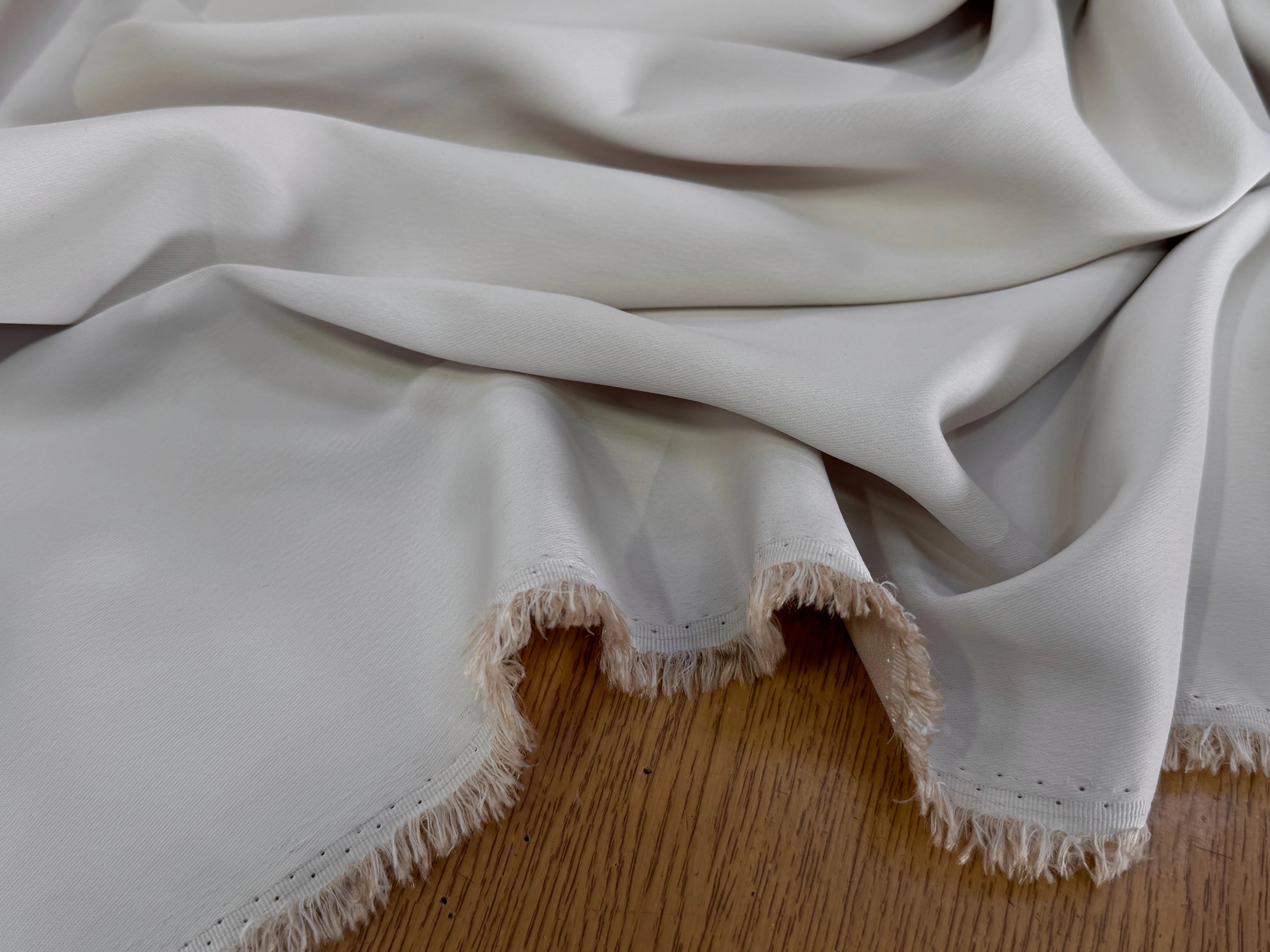 CREPE LOURD ENVERS SATIN VISCOSE ACETATE BEIGE CRÊME STRETCH - My Little Coupon