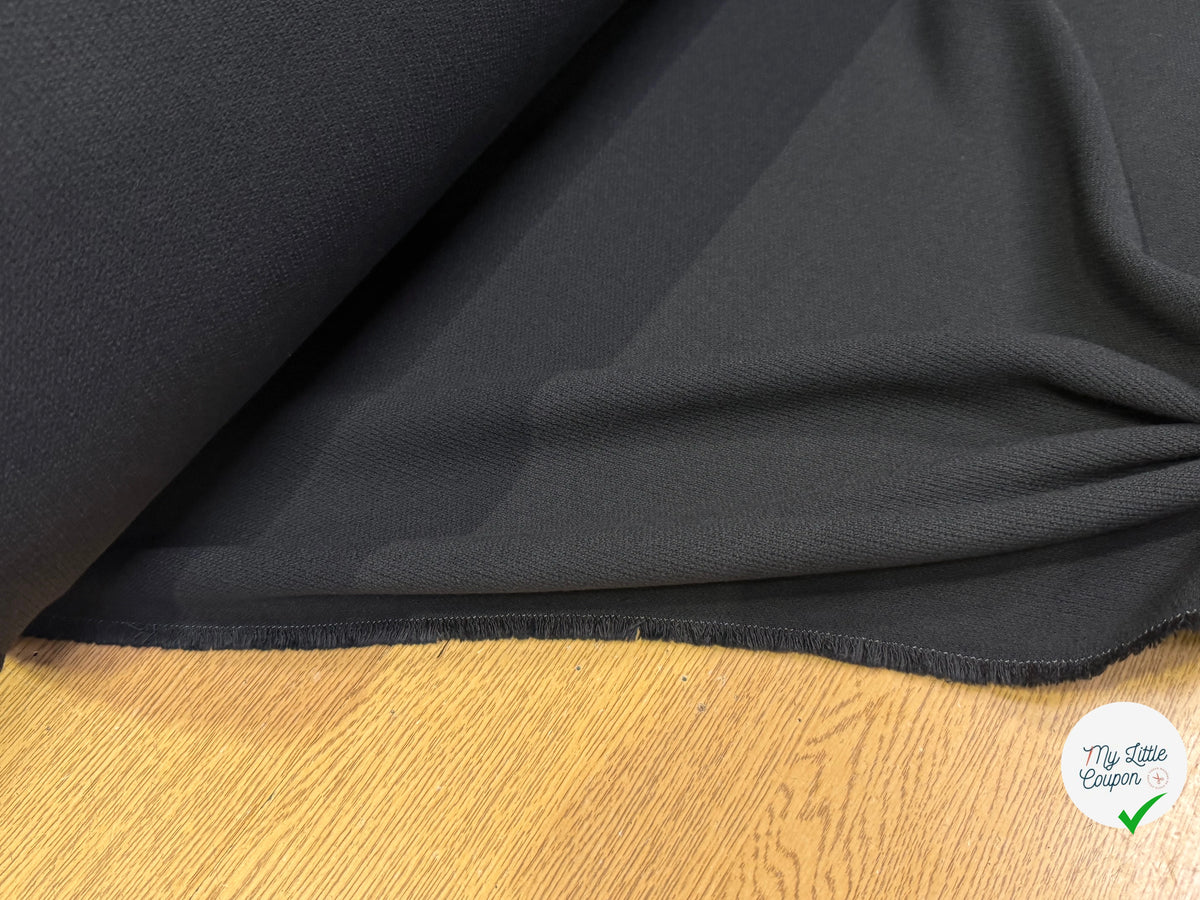 Tissu crêpe lourd polyviscose laine noir - texture en gros plan