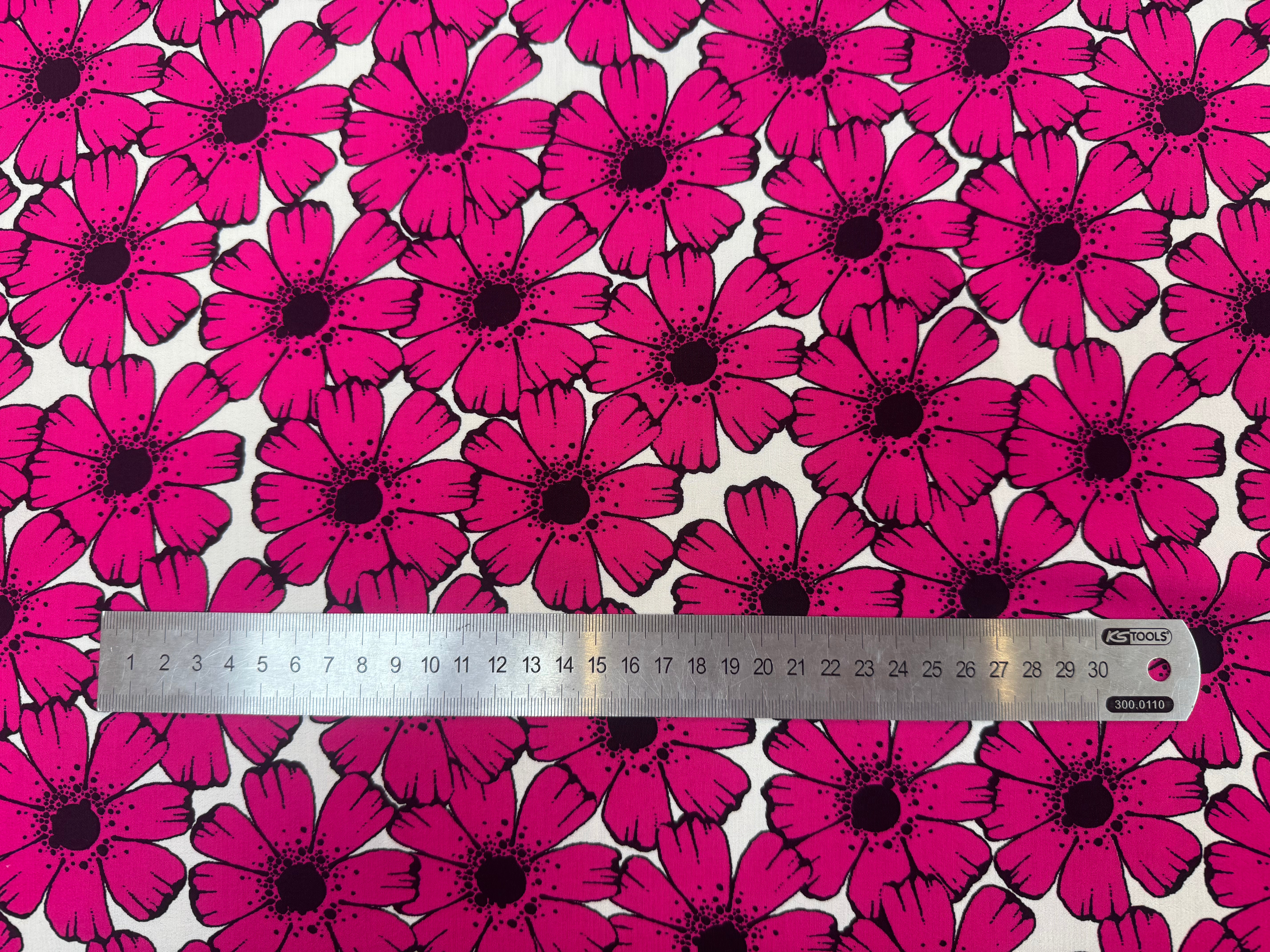 CREPE MAROCAIN VISCOSE FOND BLANC MOTIFS FLEURS DU BONHEUR JAPON ROSE FUSHIA - My Little Coupon