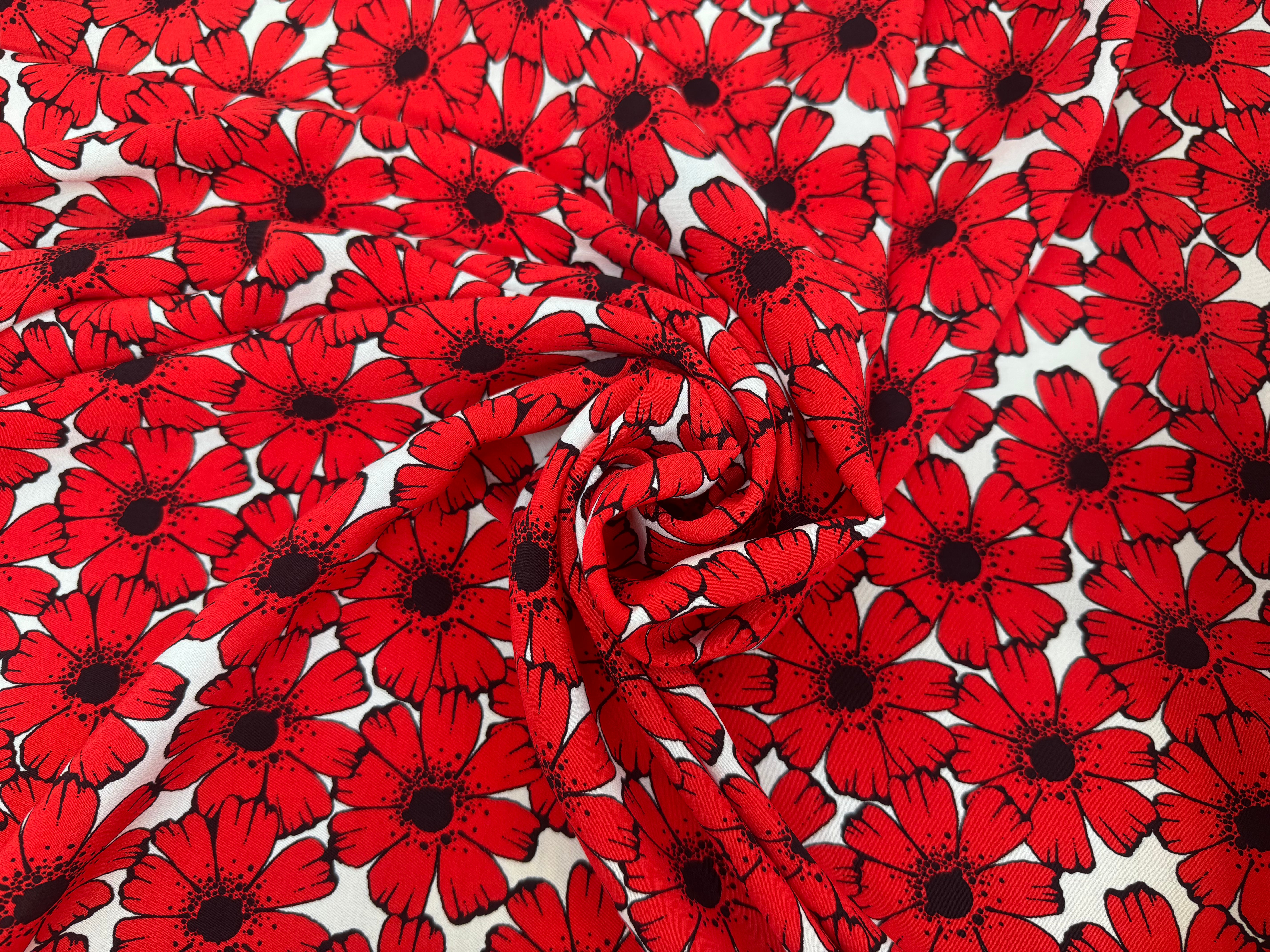CREPE MAROCAIN VISCOSE FOND BLANC MOTIFS FLEURS DU BONHEUR JAPON ROUGE - My Little Coupon