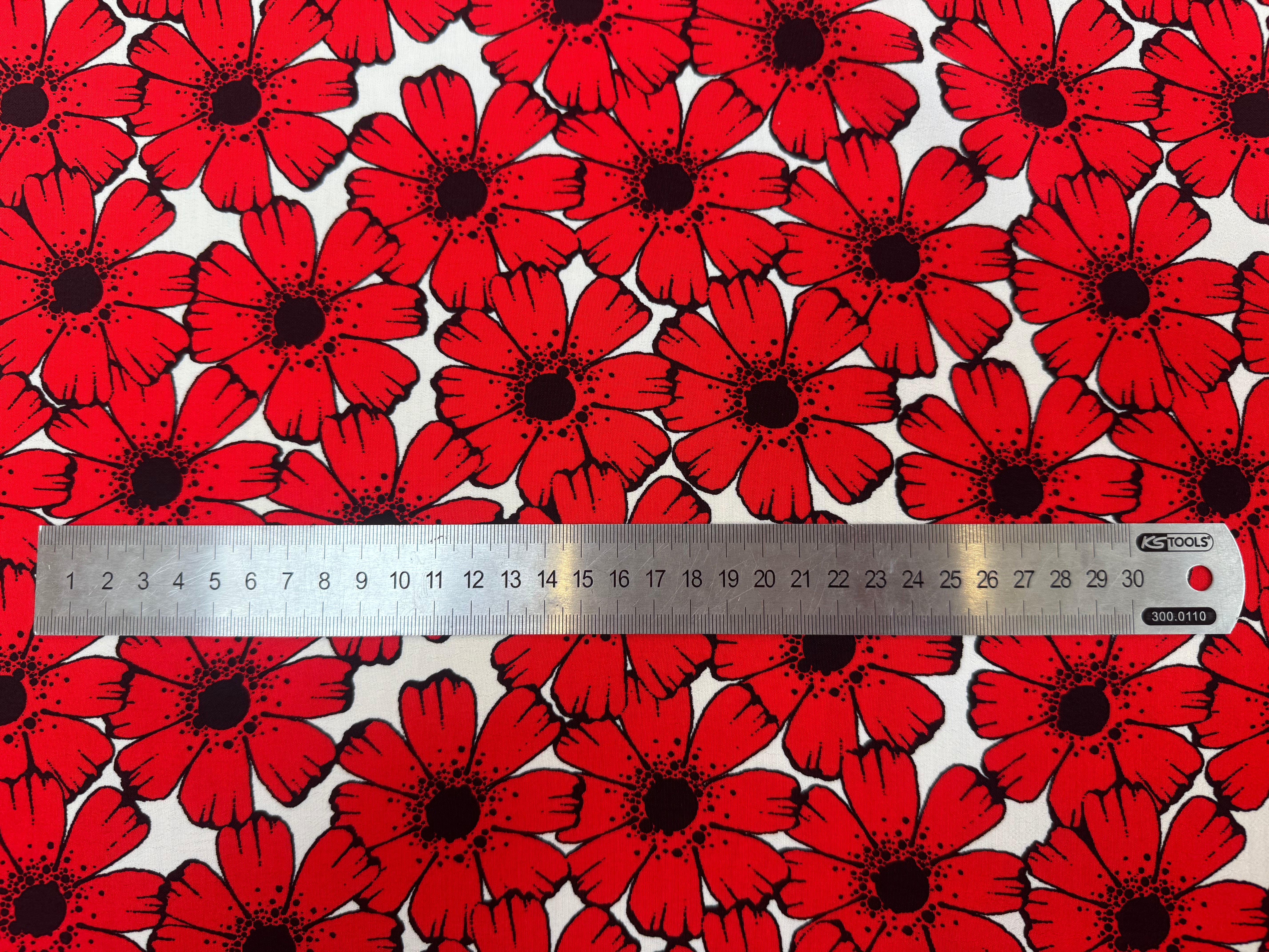 CREPE MAROCAIN VISCOSE FOND BLANC MOTIFS FLEURS DU BONHEUR JAPON ROUGE - My Little Coupon