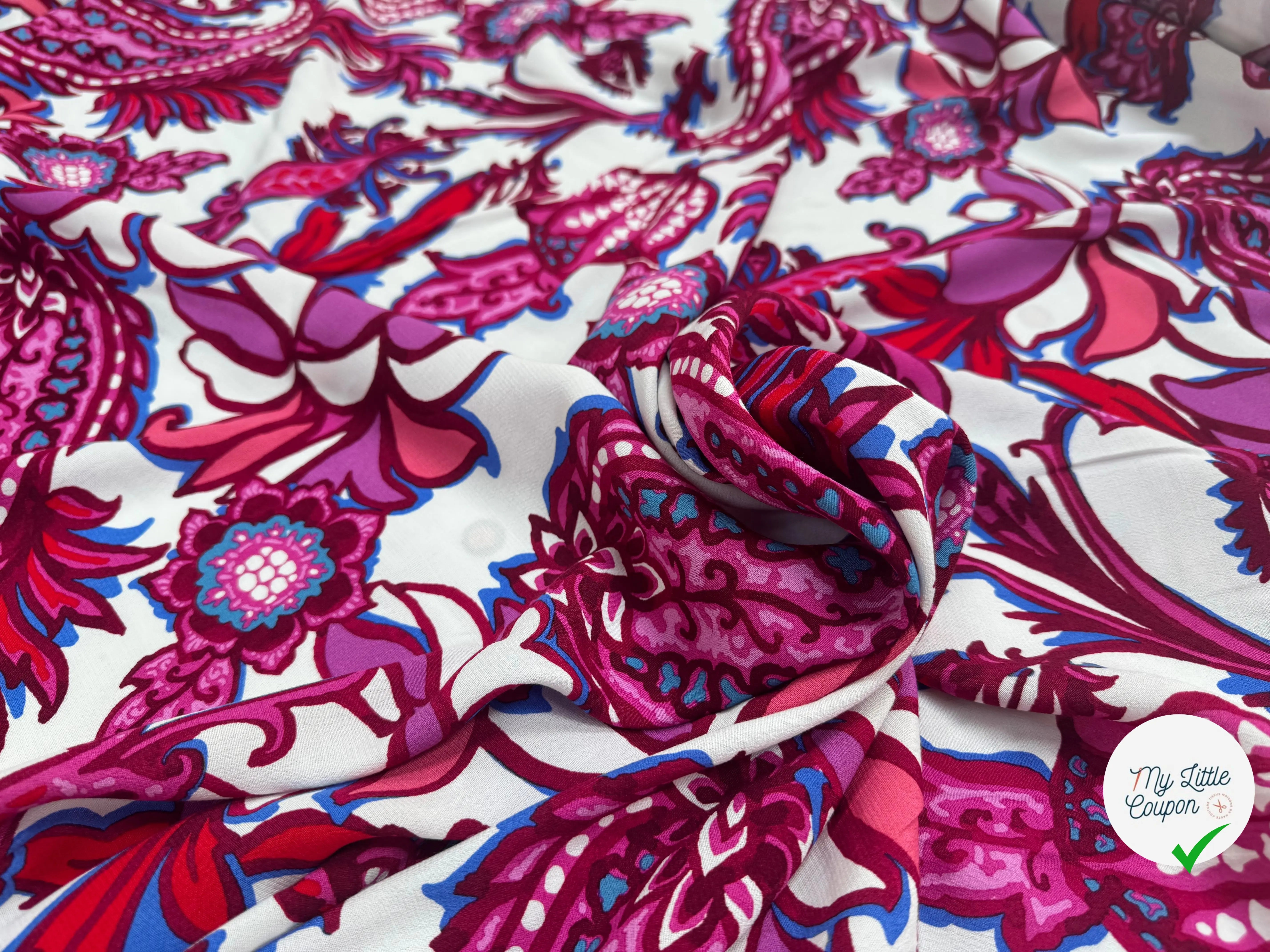 CREPE MAROCAIN VISCOSE PAISLEY HIBISCUS ROSE ROUGE FOND BLANC - My Little Coupon