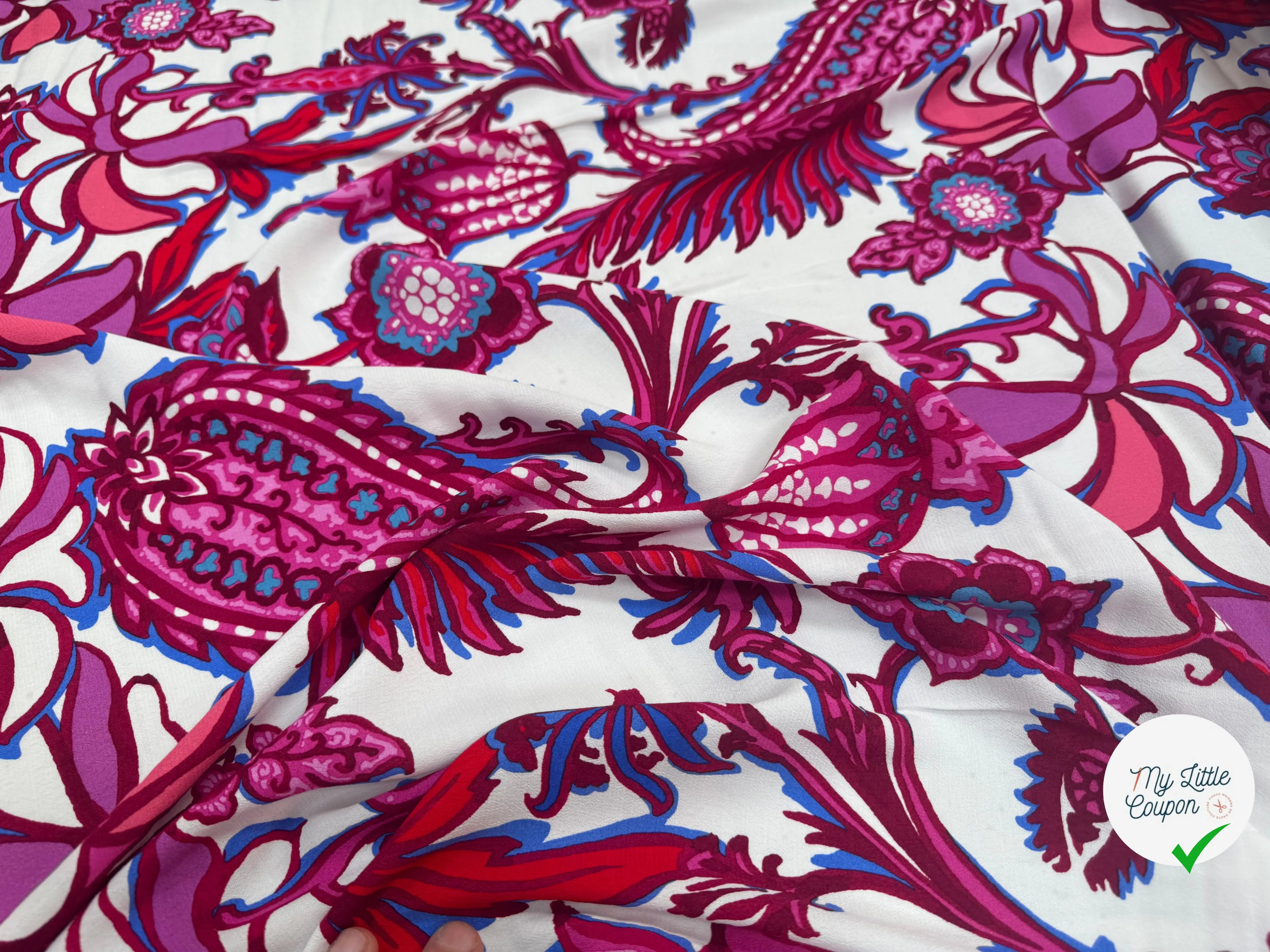 CREPE MAROCAIN VISCOSE PAISLEY HIBISCUS ROSE ROUGE FOND BLANC - My Little Coupon