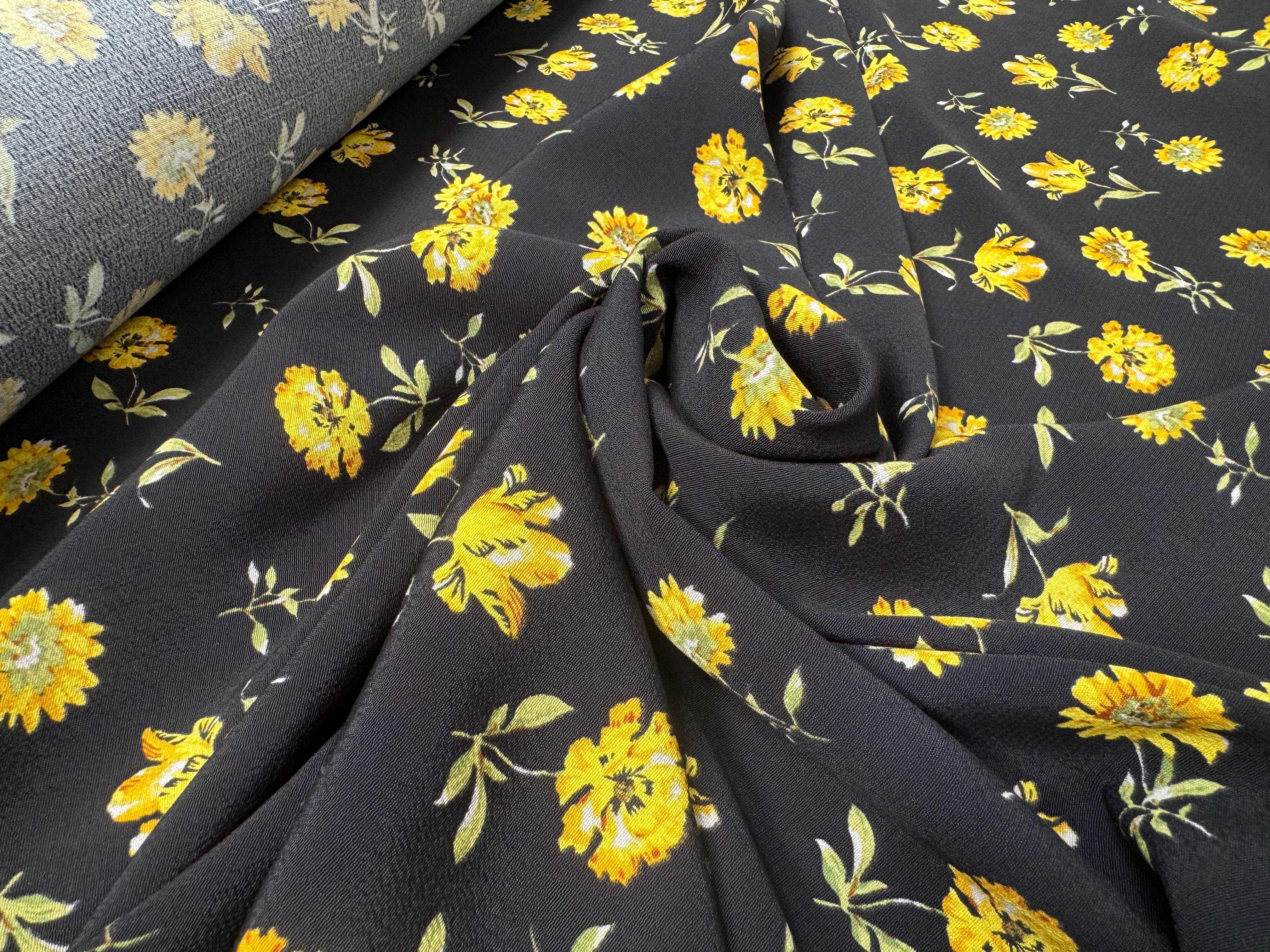 CRÊPE MARROCAIN VISCOSE FOND NOIR MOTIFS TOURNESSOL - My Little Coupon