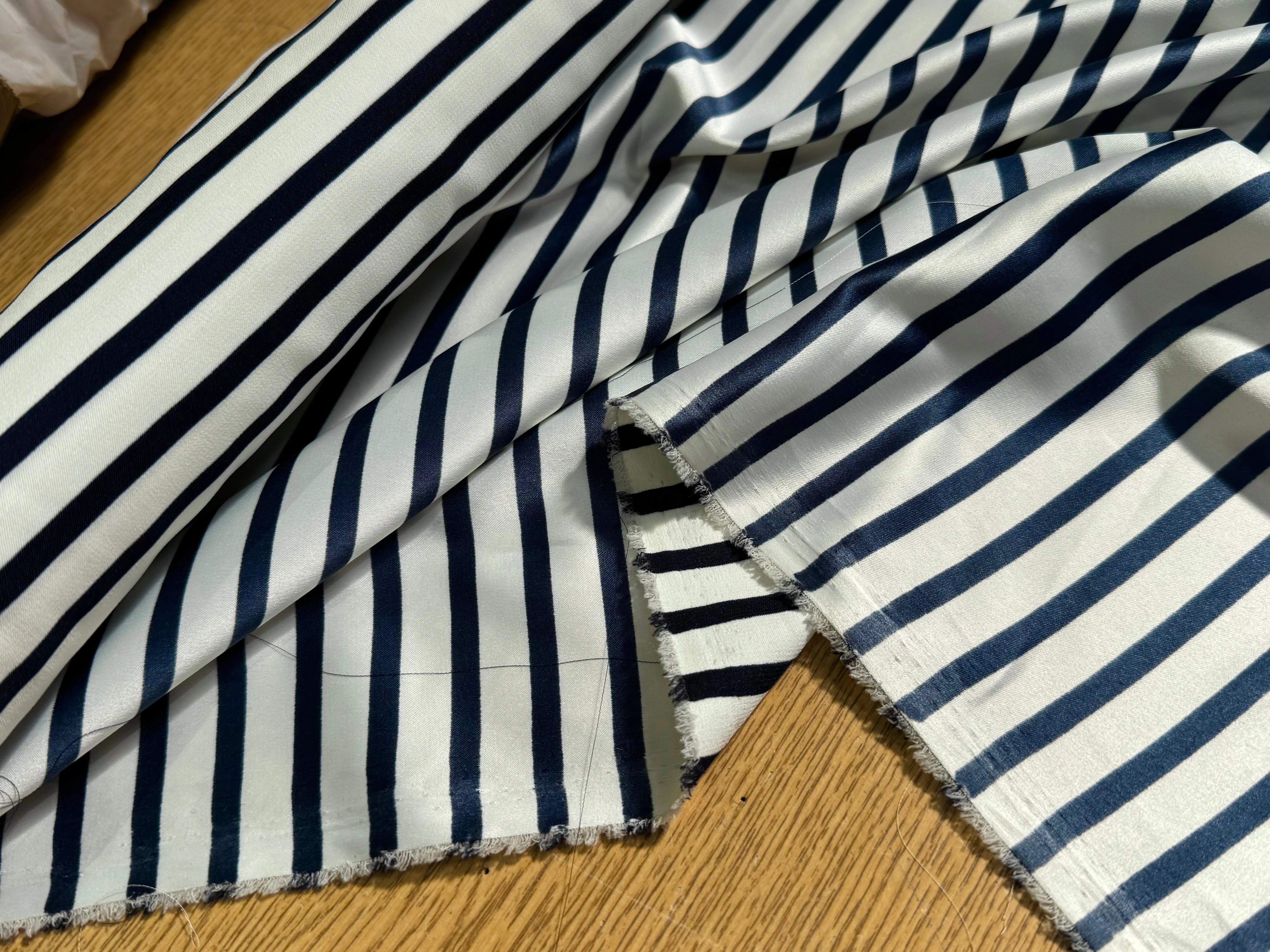 CREPE SATINÉ FLUIDE RAYURES MARRINE ÉCRU STRETCH - My Little Coupon
